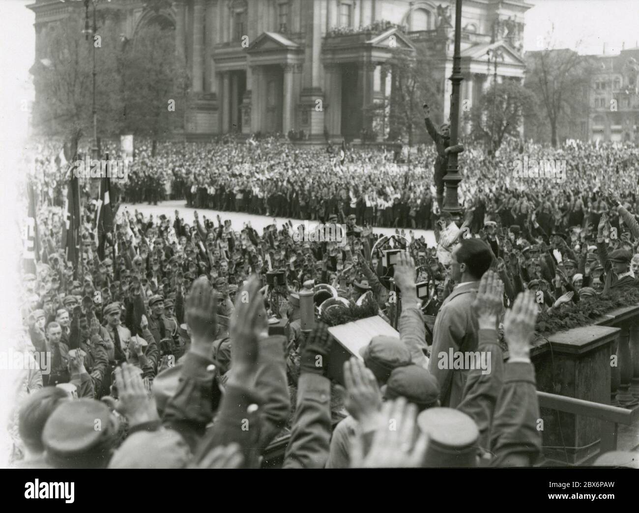 Goebbels parla al rally giovanile nel giardino di piacere il 1 maggio. Heinrich Hoffmann fotografa 1933 il fotografo ufficiale di Adolf Hitler, e un politico e editore nazista, che era un membro del circolo intimo di Hitler. Foto Stock