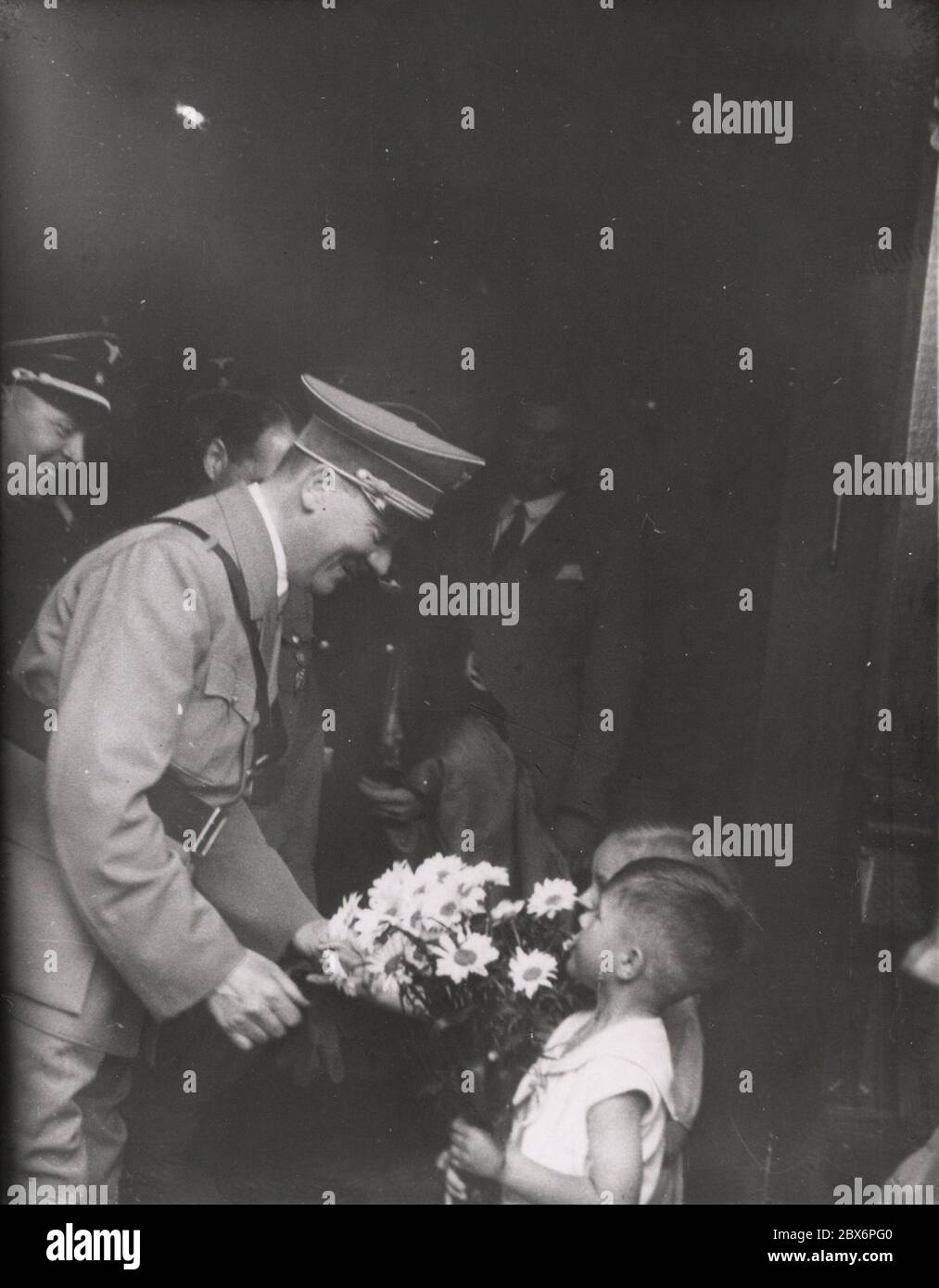 Hitler con bambino. Heinrich Hoffmann fotografa 1933 il fotografo ufficiale di Adolf Hitler, e un politico e editore nazista, che era un membro del circolo intimo di Hitler. Foto Stock