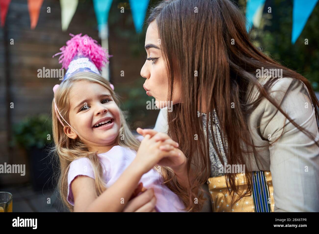 Ragazza carina del giorno di b divertirsi con la mamma Foto Stock