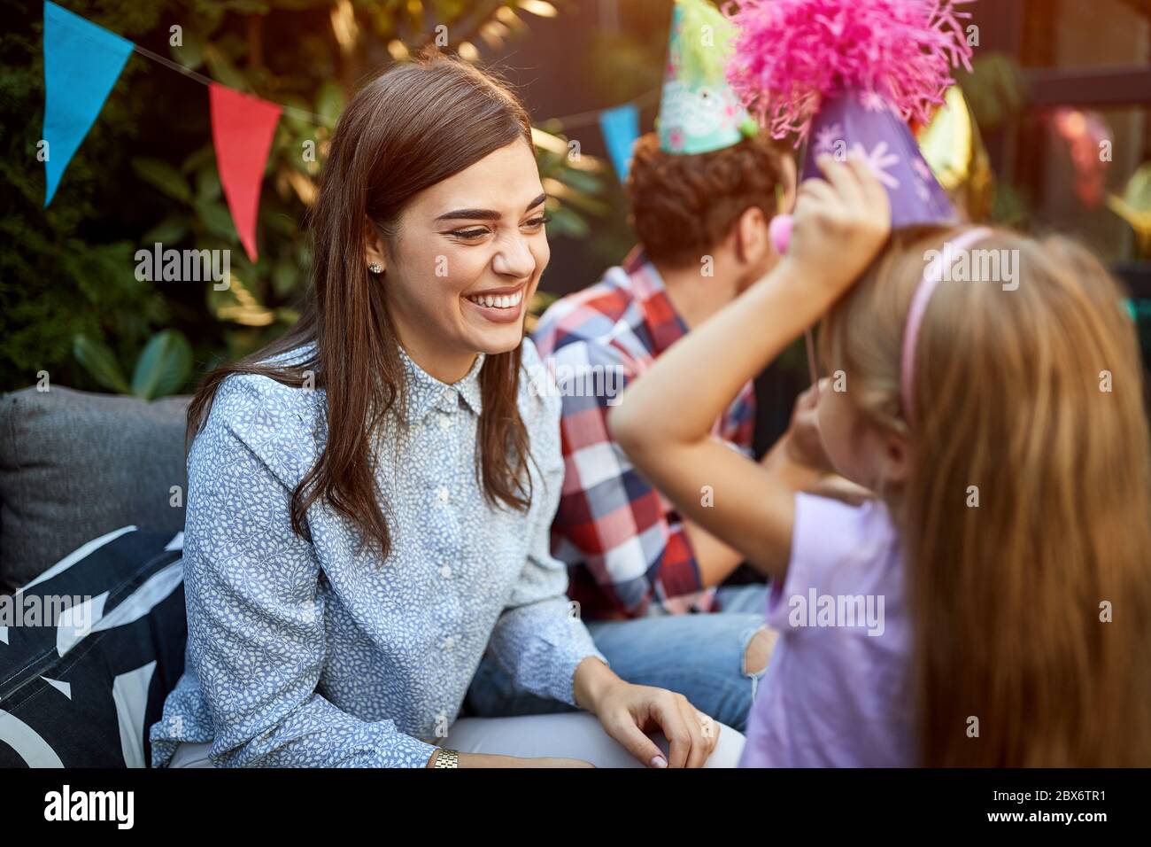 Madre felice con la ragazza del b-day insieme godendo Foto Stock