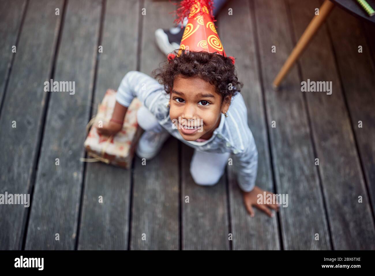 Carino Afro-American bambino festeggiando compleanno in quarantena, vista dall'alto Foto Stock