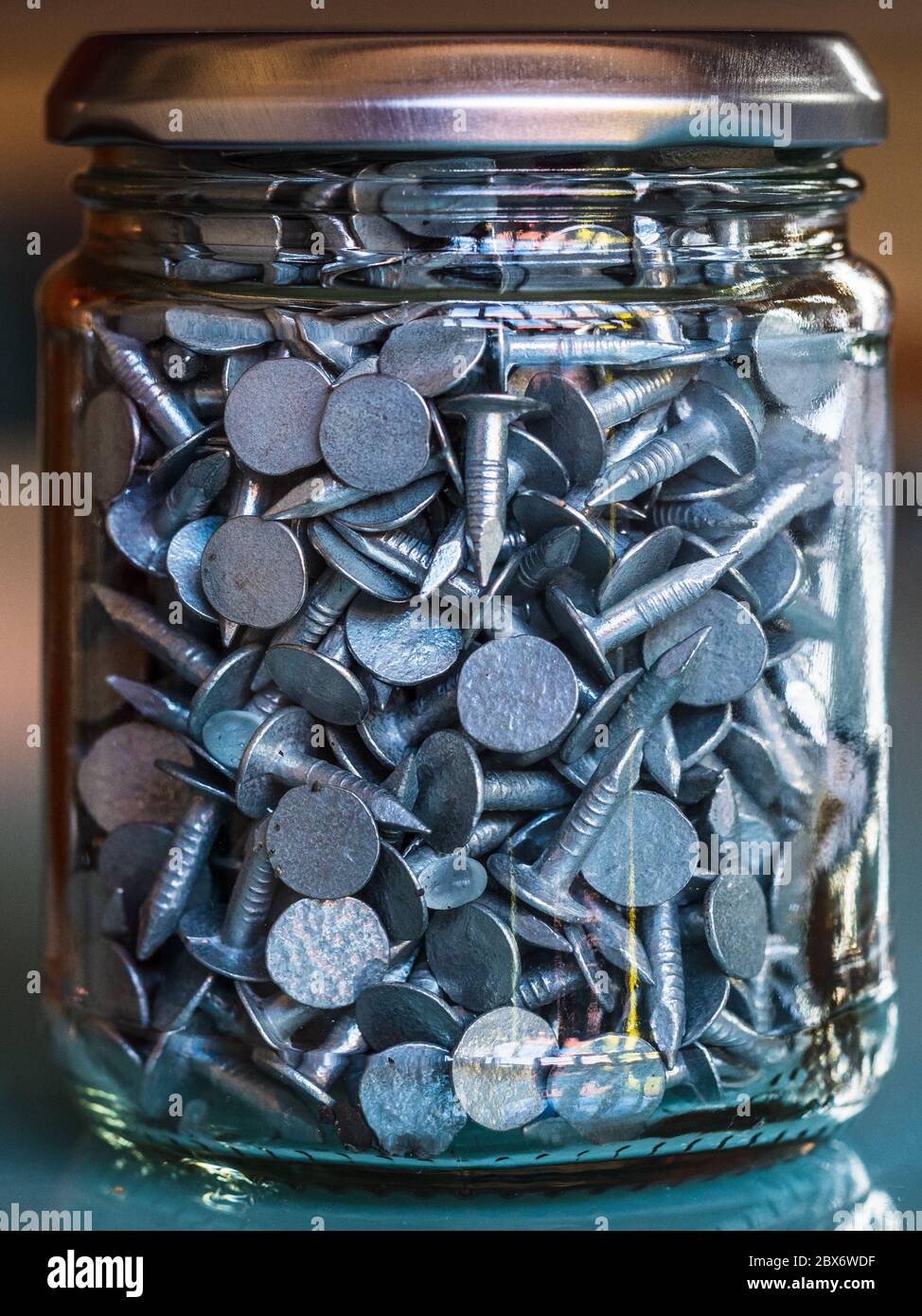 Chiodi - Nail jar - Jar of Clout Nails or Roofing Felt Nails Foto Stock