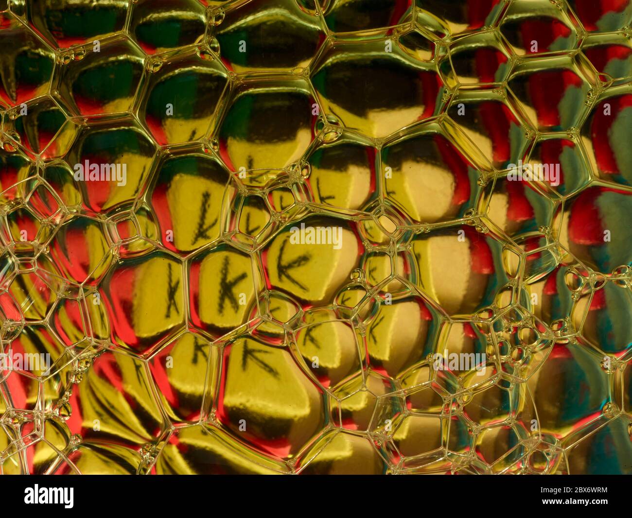 Razzismo e brutalità della polizia concettualizzata attraverso colorate bolle infette da KKK, nascondendosi in vista Foto Stock