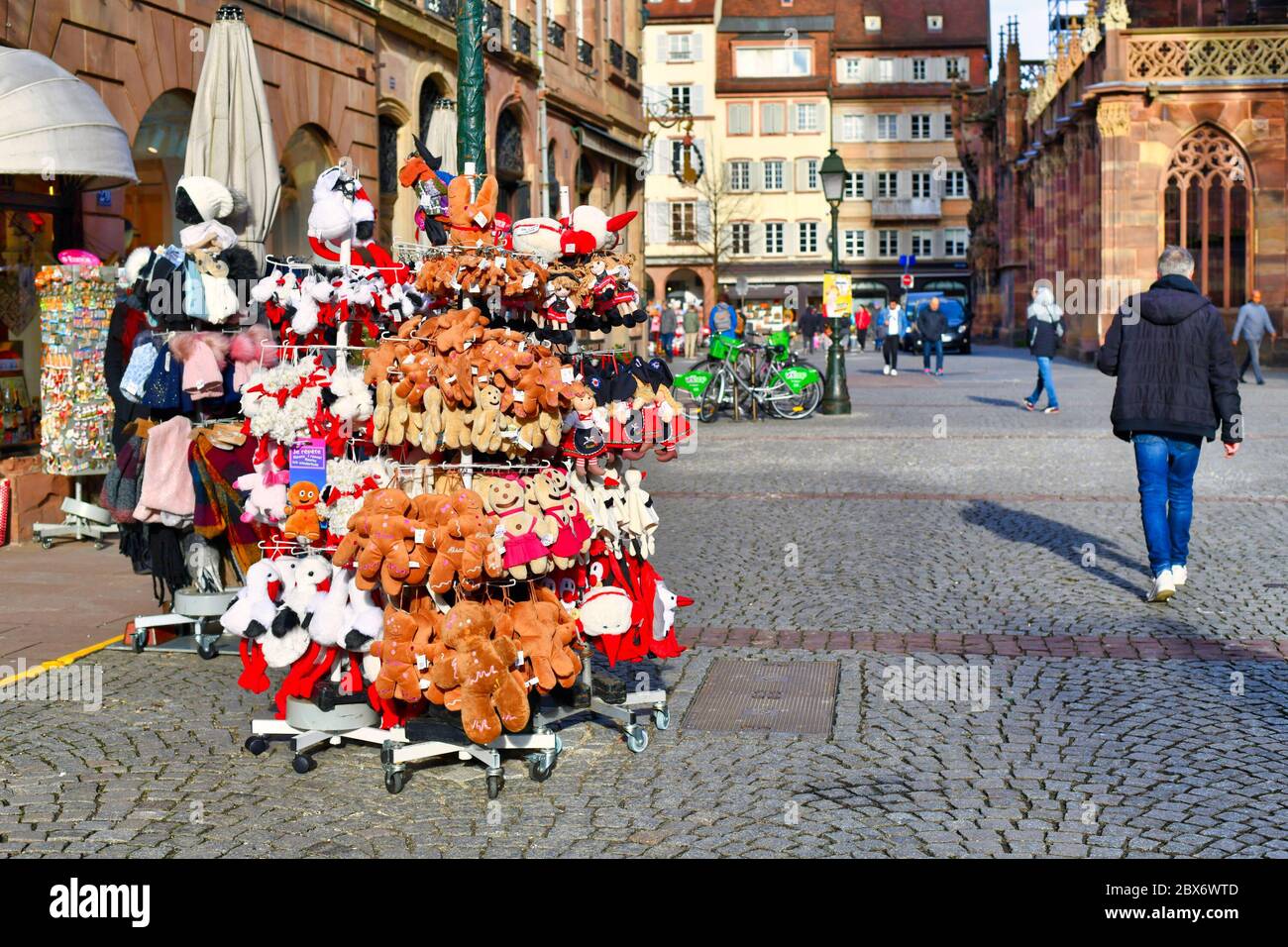 Strasburgo, Francia - Febbraio 2020: Scaffali con souvenir della regione Alsazia come le cicogne peluche o gli uomini di pan di zenzero Foto Stock