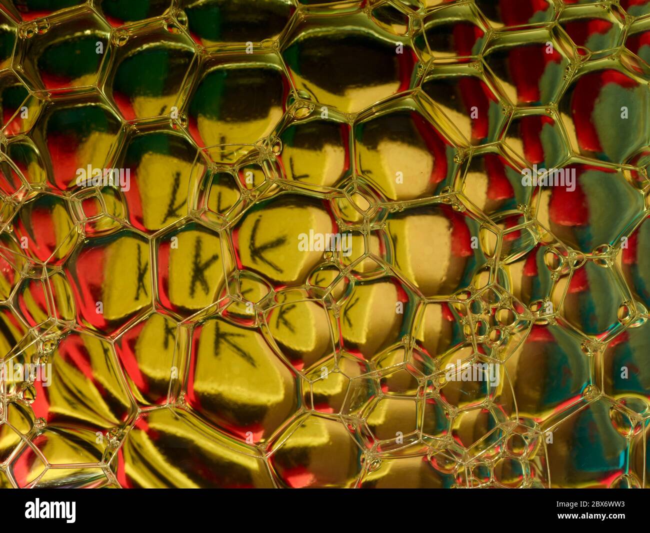 Razzismo e brutalità della polizia concettualizzata attraverso colorate bolle infette da KKK, nascondendosi in vista Foto Stock