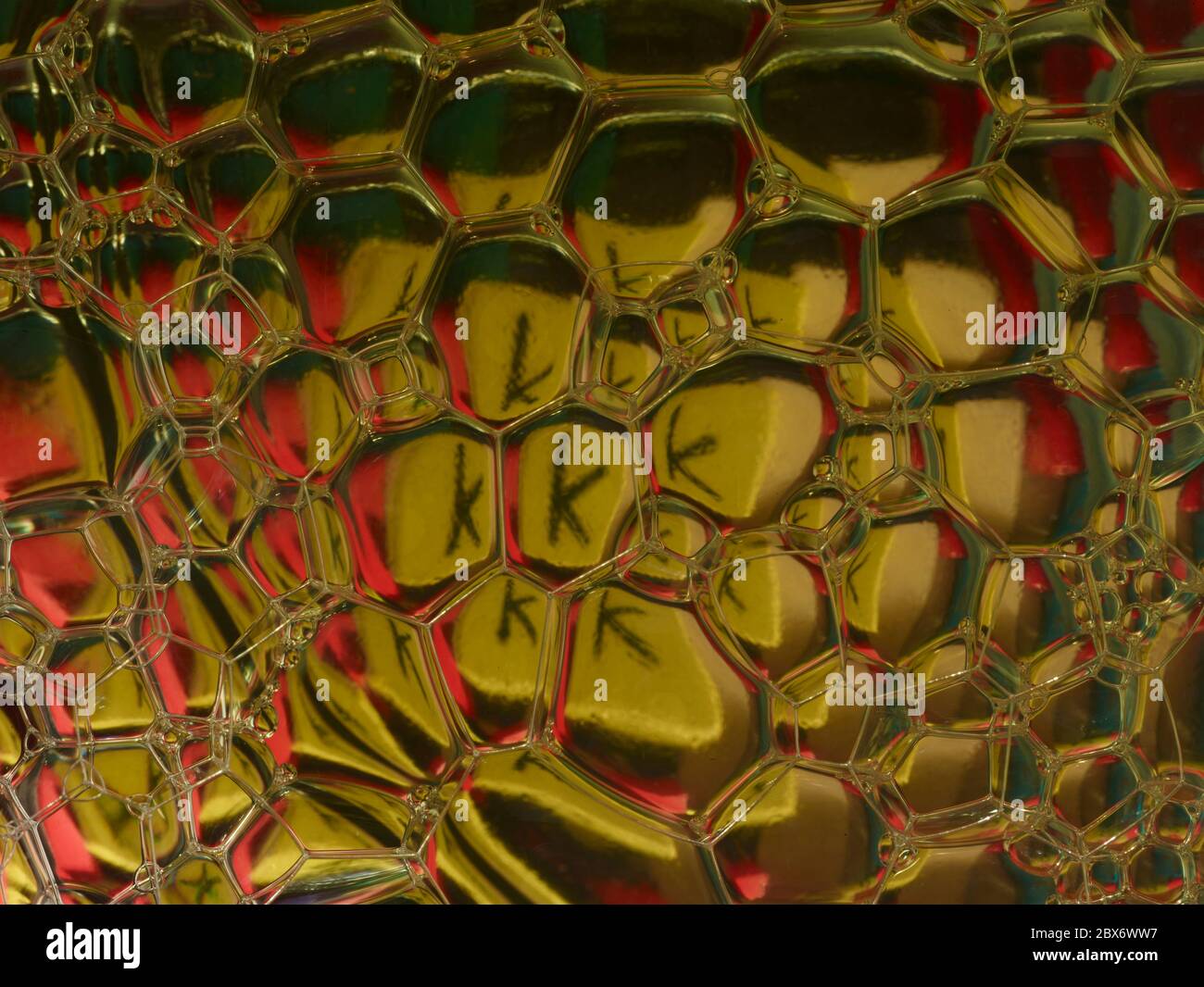 Razzismo e brutalità della polizia concettualizzata attraverso colorate bolle infette da KKK, nascondendosi in vista Foto Stock