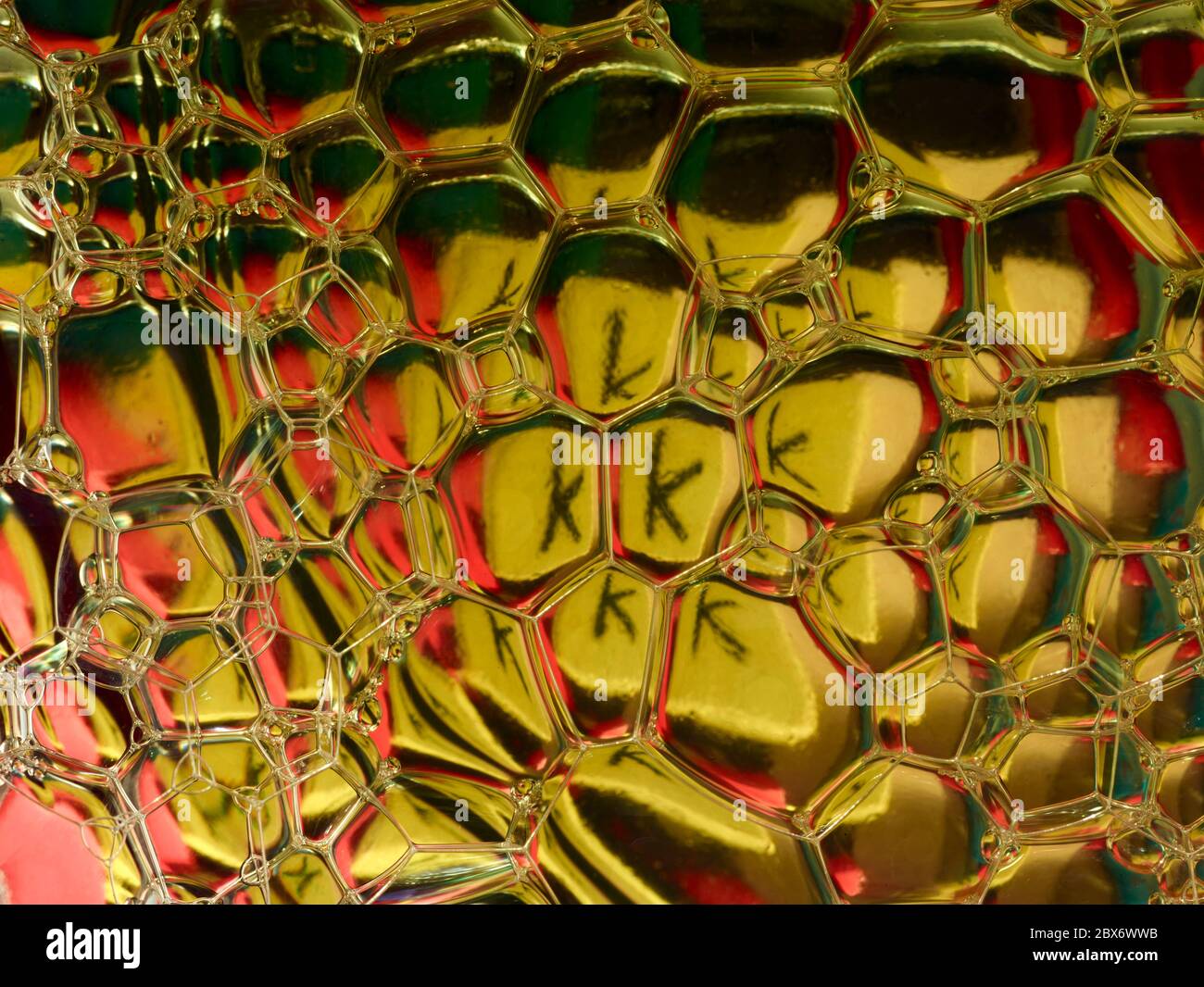 Razzismo e brutalità della polizia concettualizzata attraverso colorate bolle infette da KKK, nascondendosi in vista Foto Stock