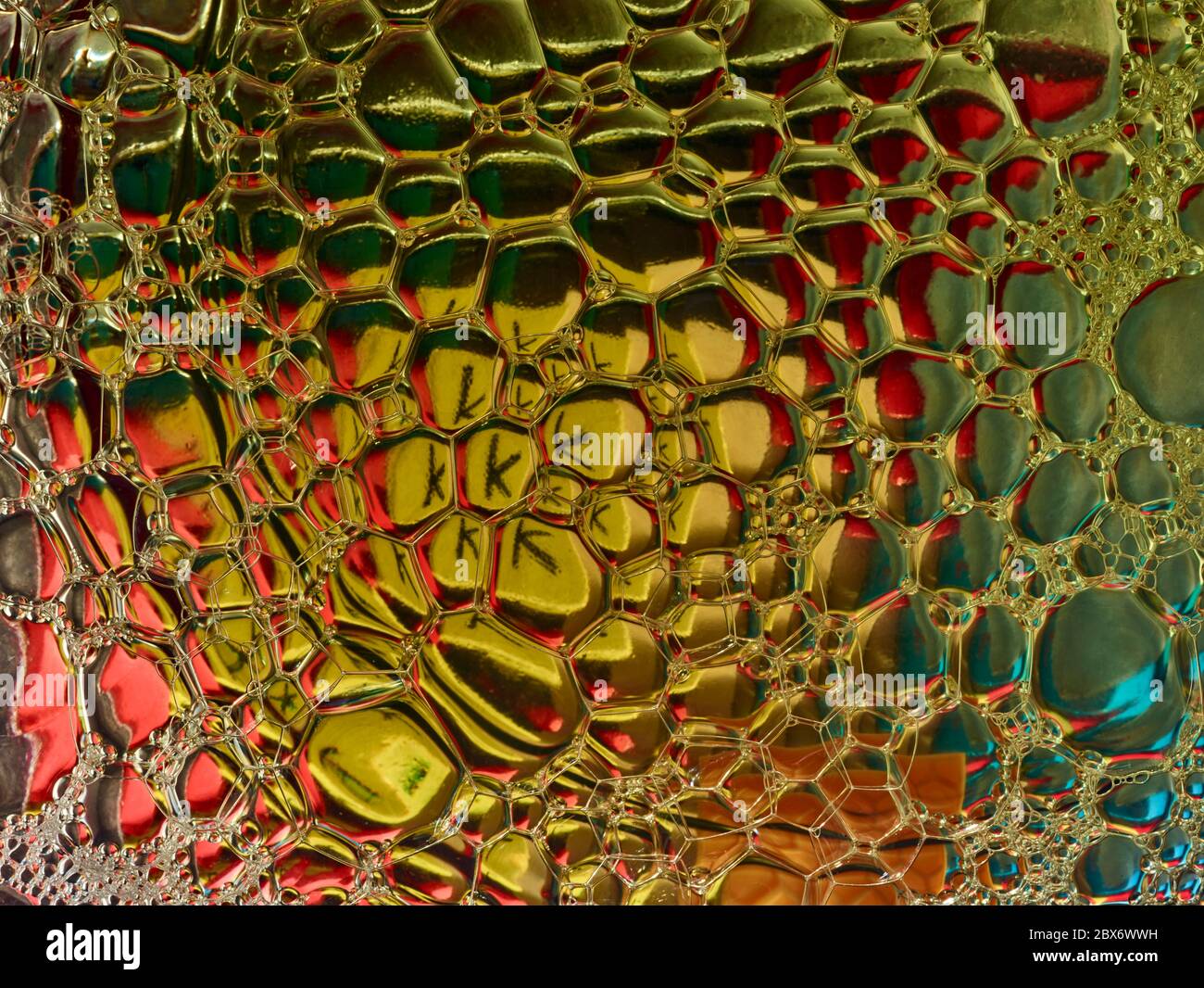 Razzismo e brutalità della polizia concettualizzata attraverso colorate bolle infette da KKK, nascondendosi in vista Foto Stock