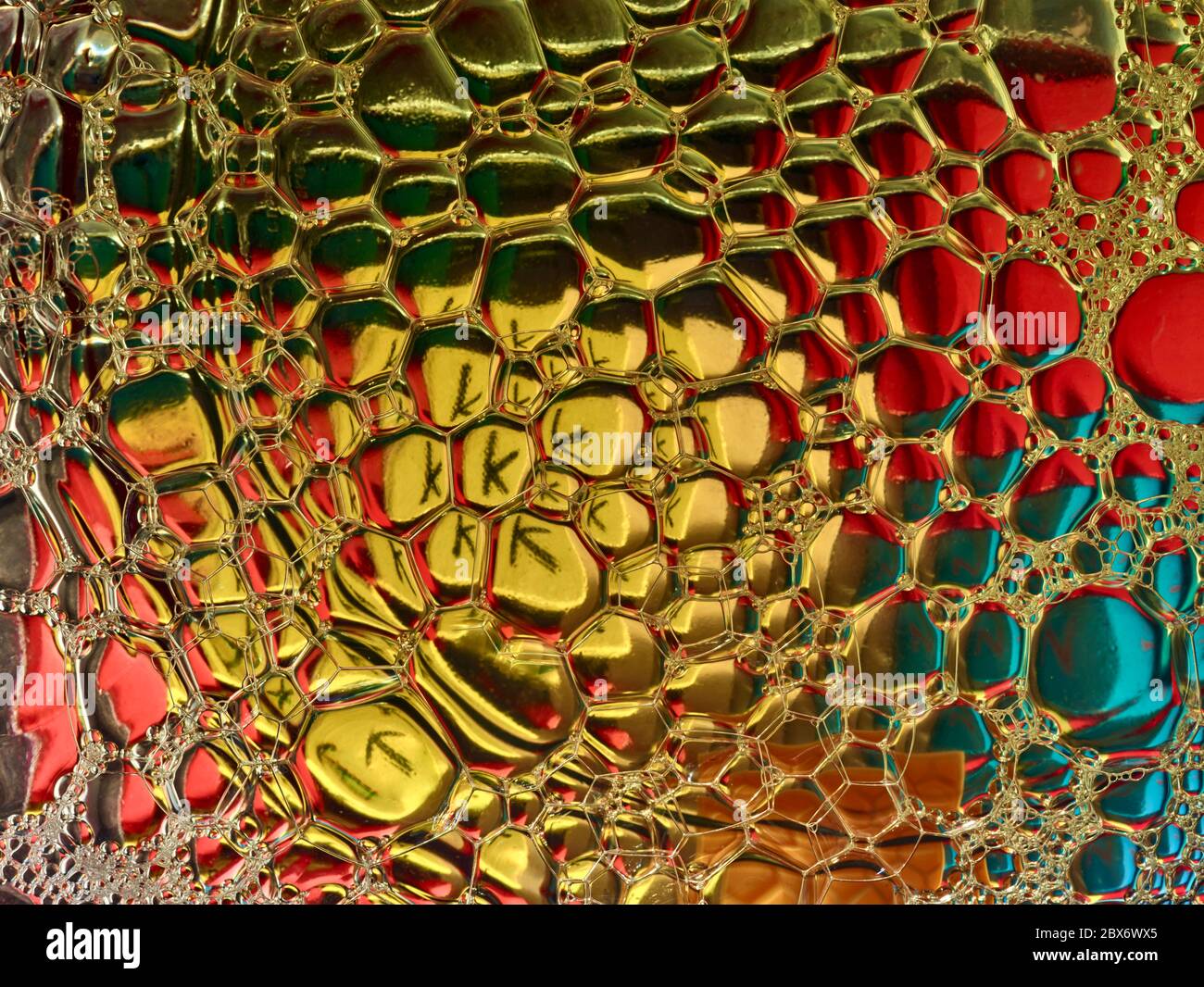 Razzismo e brutalità della polizia concettualizzata attraverso colorate bolle infette da KKK, nascondendosi in vista Foto Stock