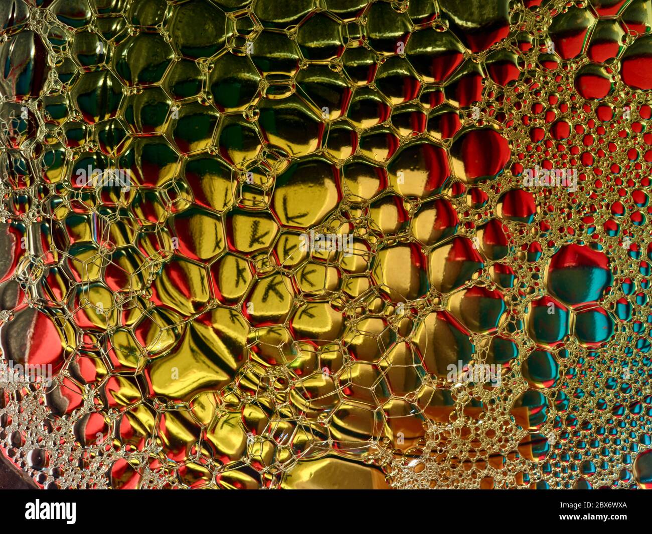 Razzismo e brutalità della polizia concettualizzata attraverso colorate bolle infette da KKK, nascondendosi in vista Foto Stock