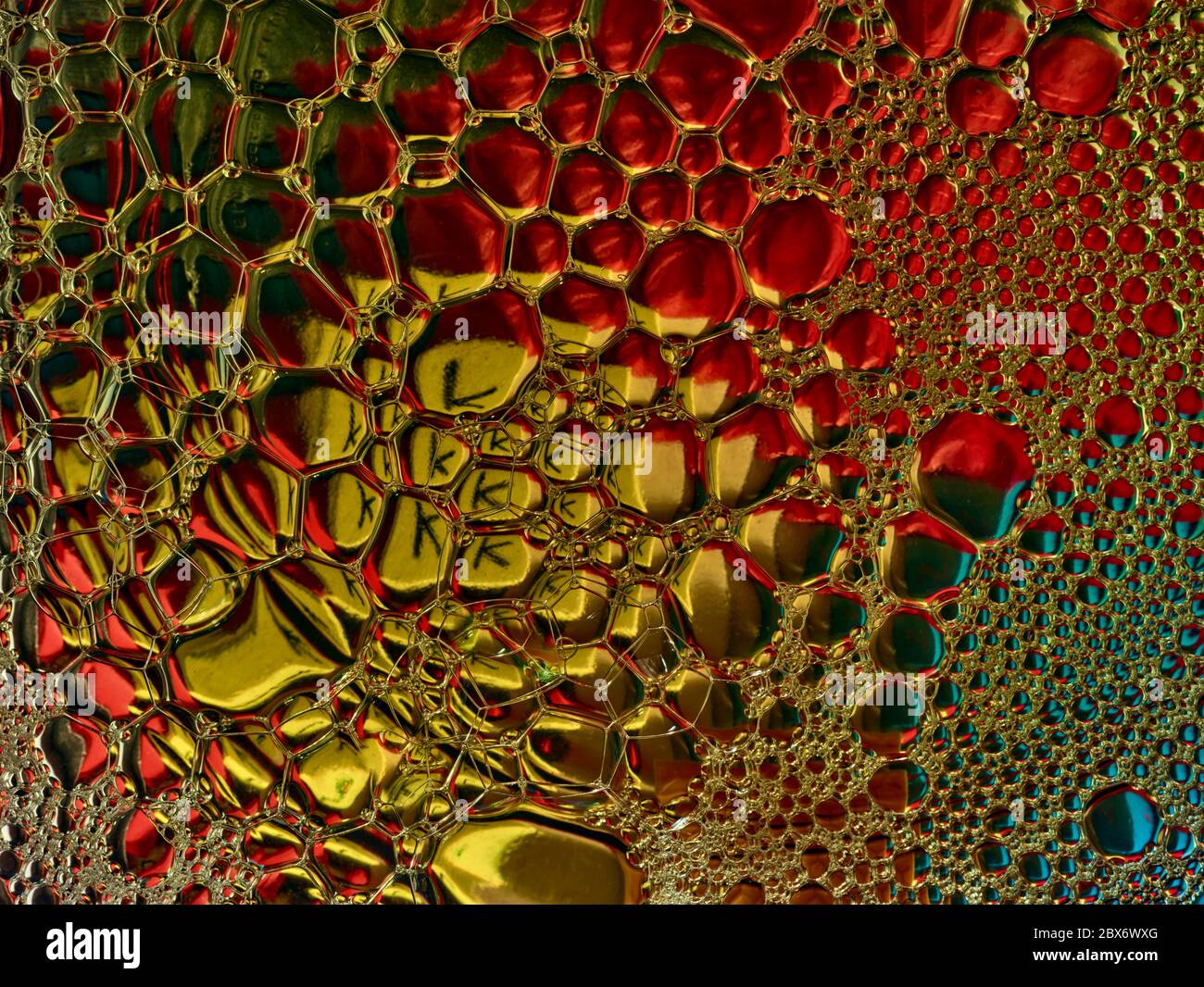 Razzismo e brutalità della polizia concettualizzata attraverso colorate bolle infette da KKK, nascondendosi in vista Foto Stock