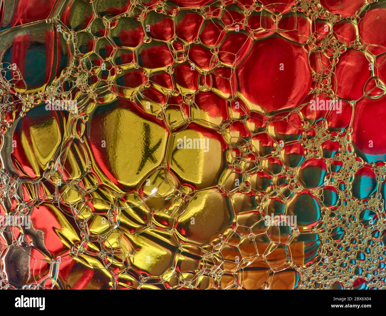 Razzismo e brutalità della polizia concettualizzata attraverso colorate bolle infette da KKK, nascondendosi in vista Foto Stock