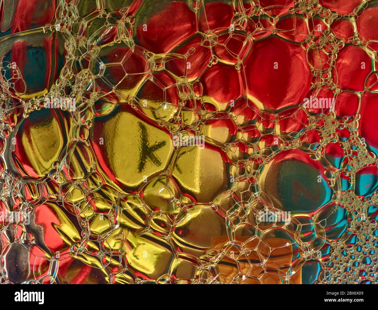 Razzismo e brutalità della polizia concettualizzata attraverso colorate bolle infette da KKK, nascondendosi in vista Foto Stock