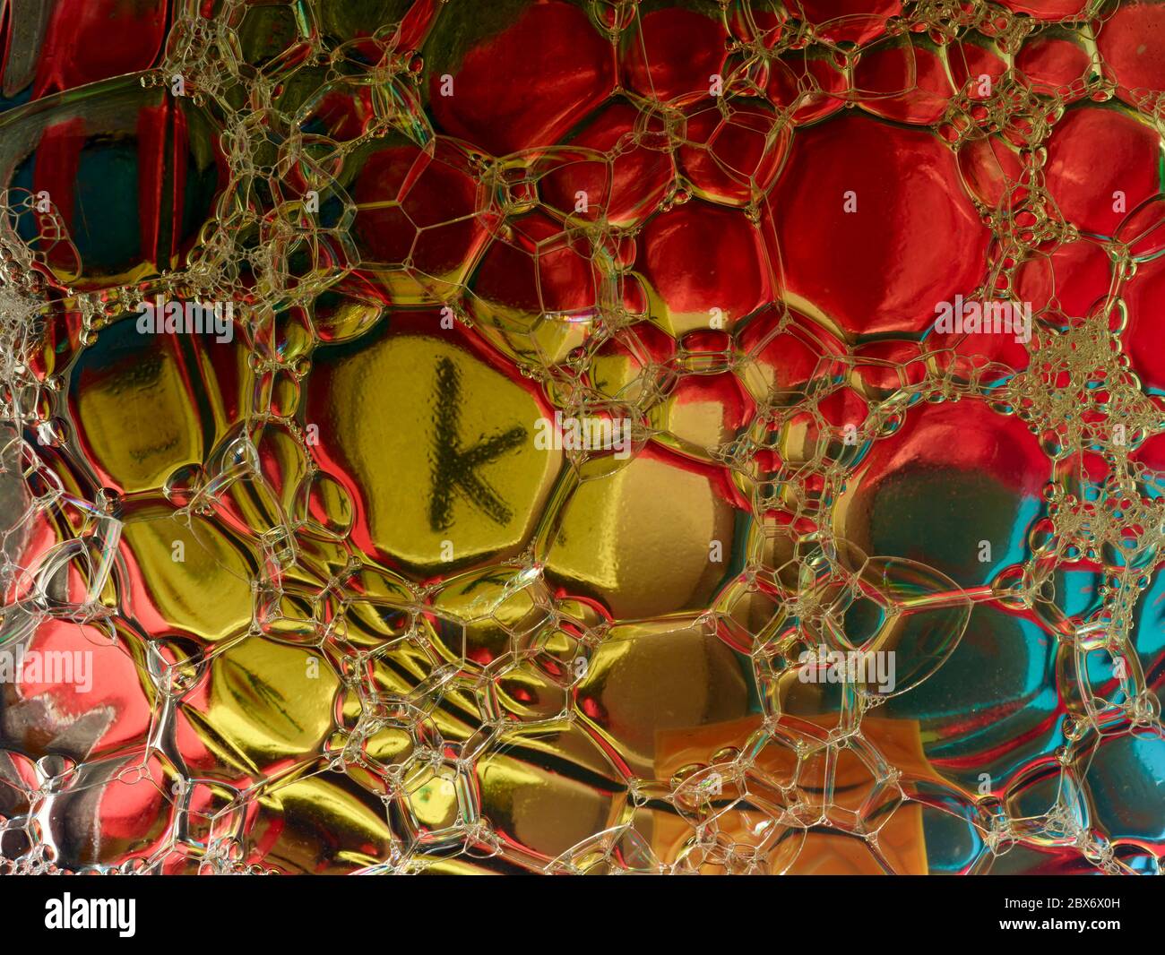 Razzismo e brutalità della polizia concettualizzata attraverso colorate bolle infette da KKK, nascondendosi in vista Foto Stock