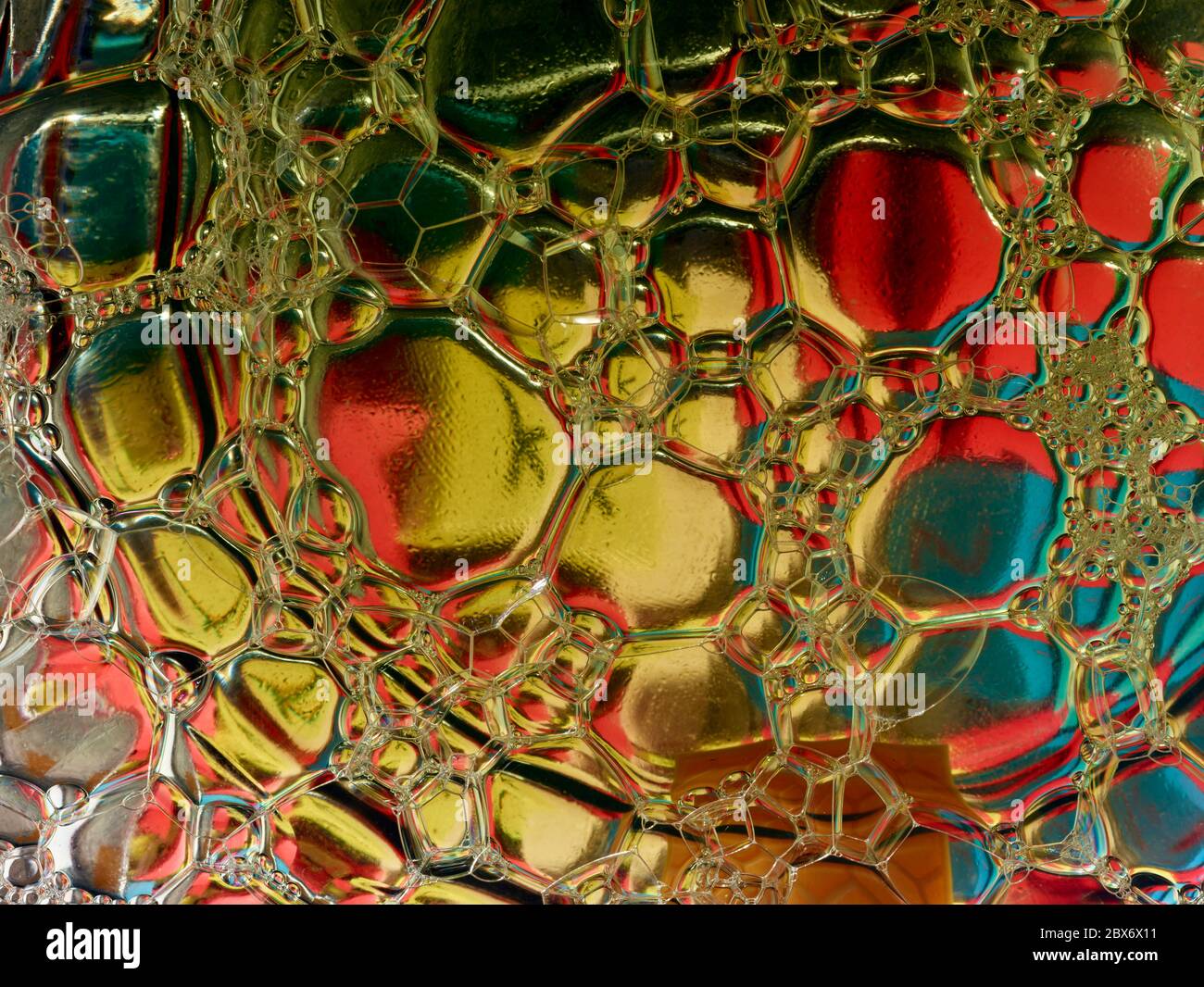 Razzismo e brutalità della polizia concettualizzata attraverso colorate bolle infette da KKK, nascondendosi in vista Foto Stock