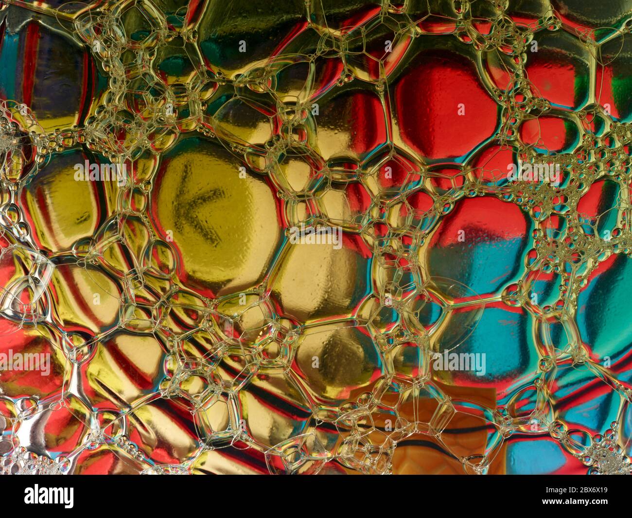 Razzismo e brutalità della polizia concettualizzata attraverso colorate bolle infette da KKK, nascondendosi in vista Foto Stock