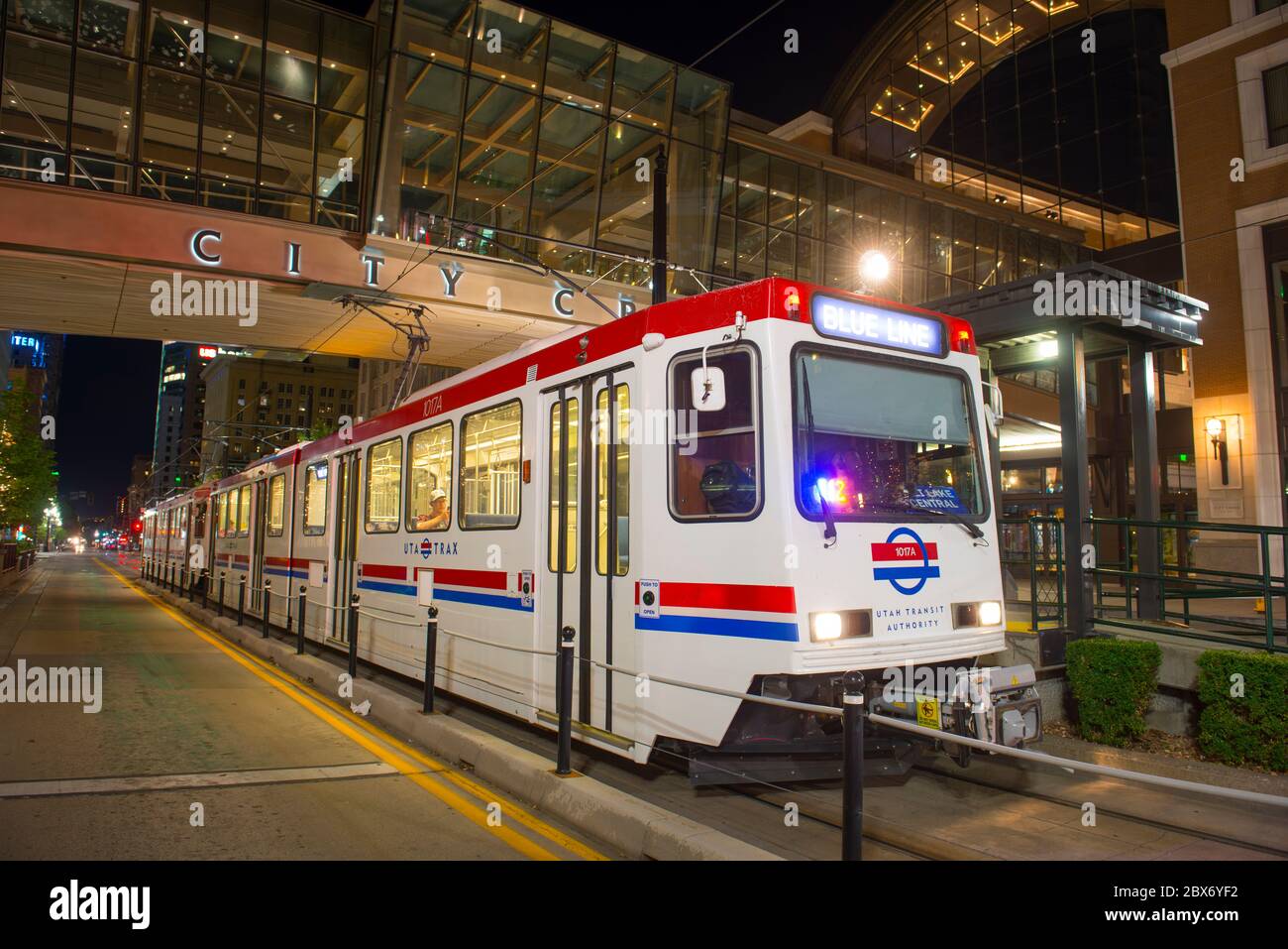 METROPOLITANA leggera UTA Siemens SD-160 Blue Line presso la stazione del centro città di notte nel centro di Salt Lake City, Utah, USA. Foto Stock