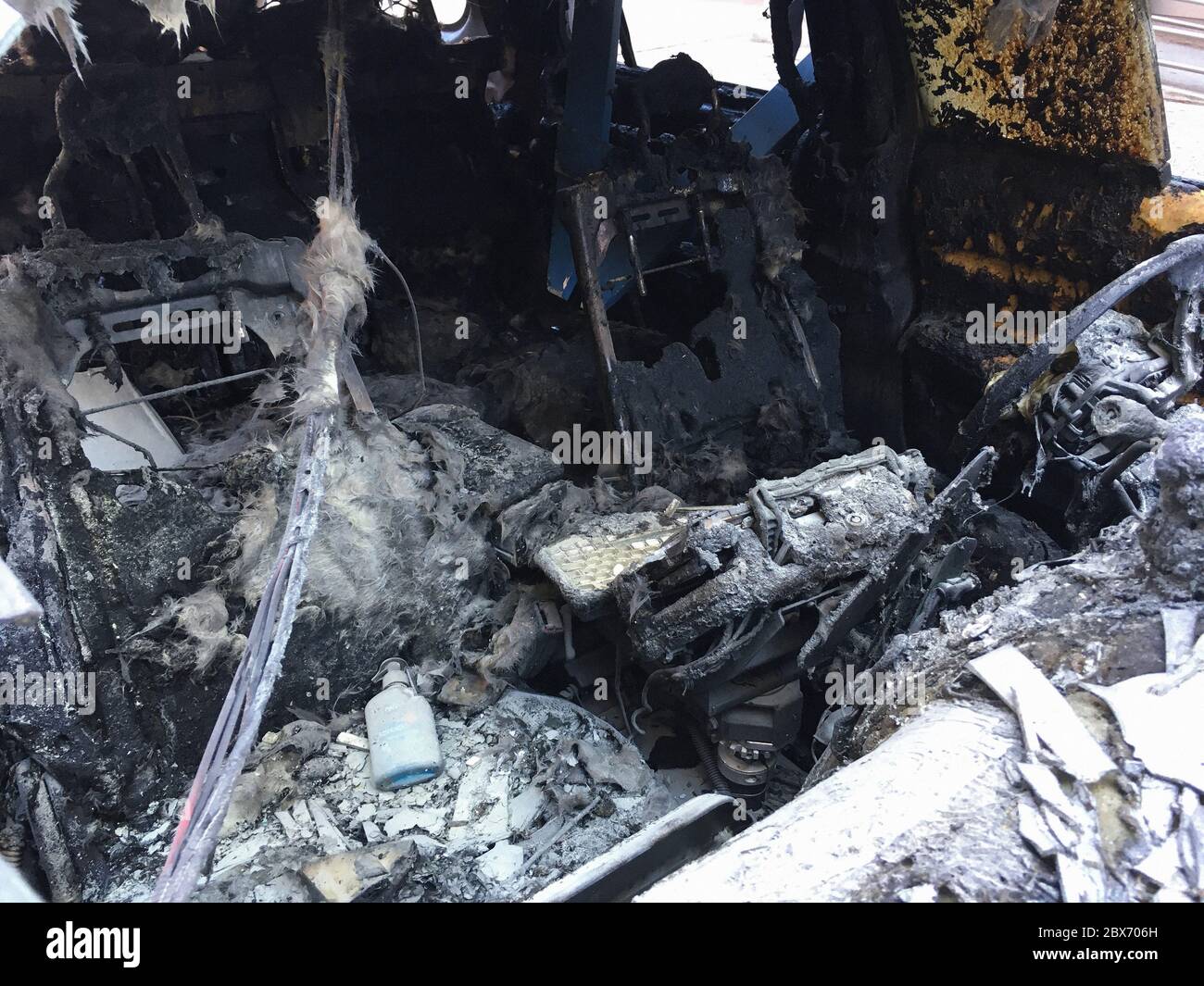 Bruciato veicolo NYPD durante protesta, University Place e 12th Street, New York City, New York, USA, maggio 2020 Foto Stock