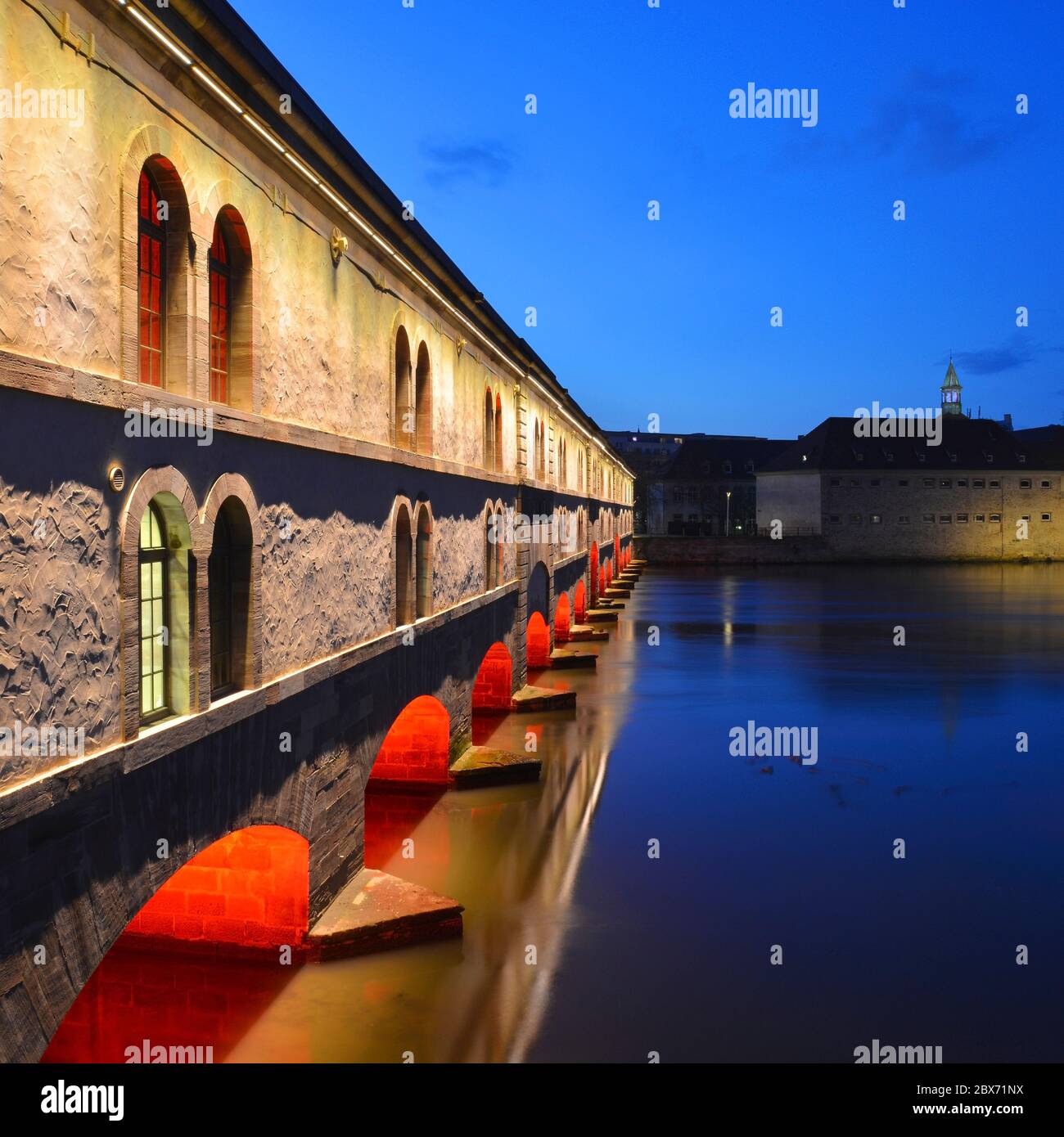 Il famoso ponte coperto di Strasburgo di notte, Francia. Foto Stock
