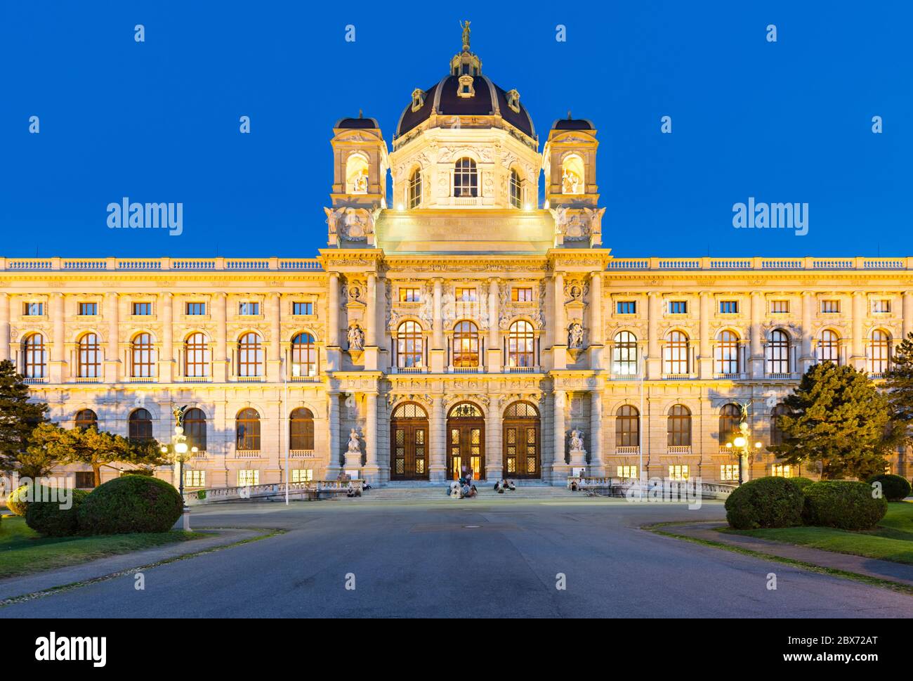 Vista frontale del Kunsthistorisches Museum (Museo delle Belle Arti) di Vienna, Austria di notte. Foto Stock