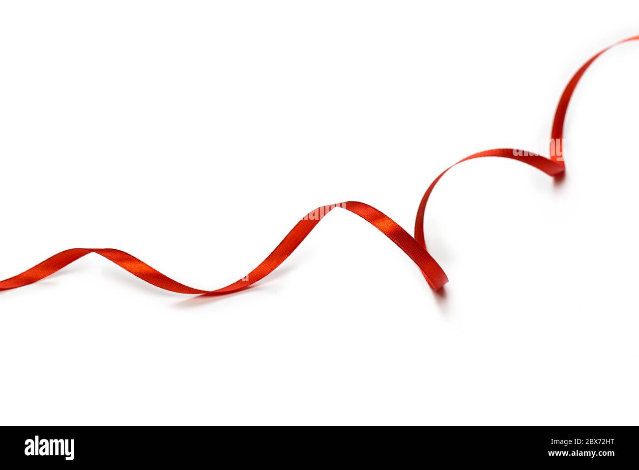 Nastro rosso satinato isolato su fondo bianco Foto Stock
