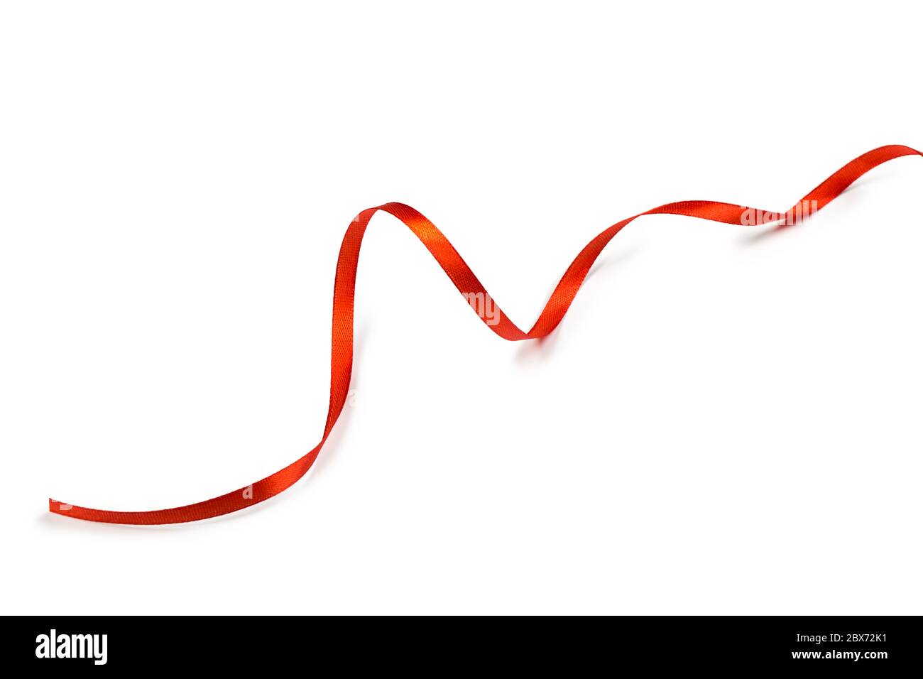 Nastro rosso satinato isolato su fondo bianco Foto Stock