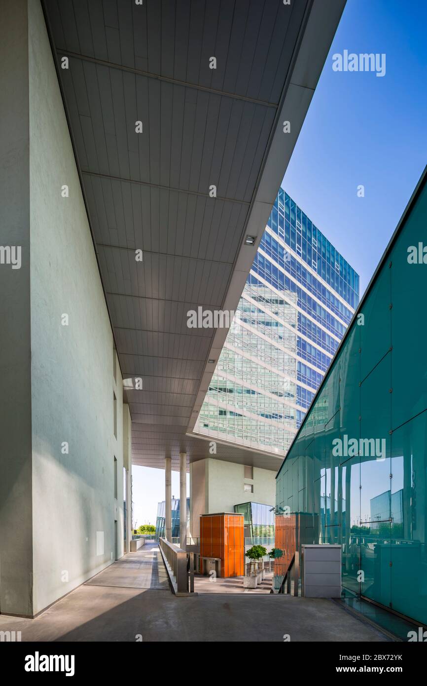 Moderni edifici per uffici in Viennas Donau City Street, Austria, con cielo blu e prospettiva dritta. Foto Stock