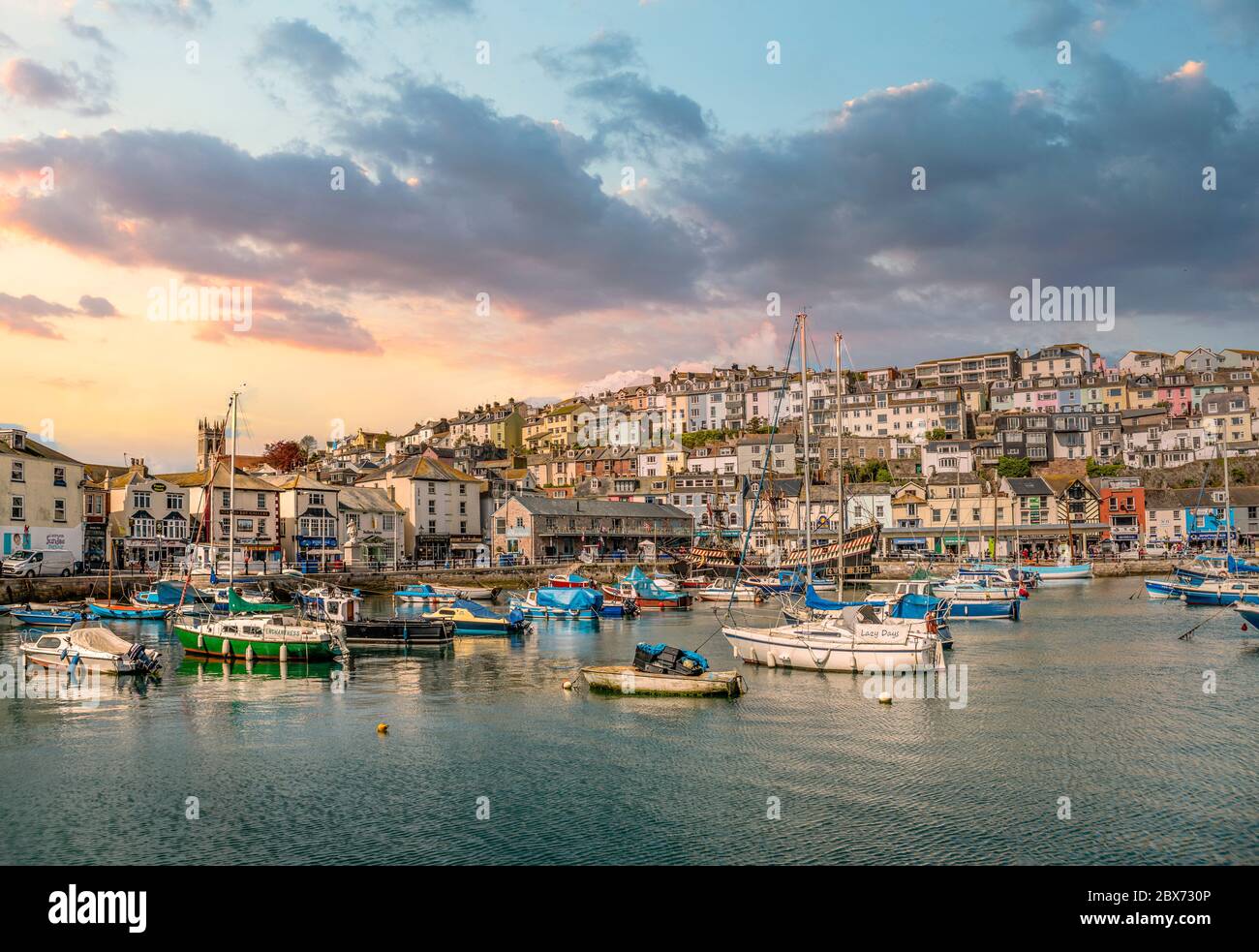 Porto di Brixham e Marina al crepuscolo, Devon, Inghilterra Foto Stock