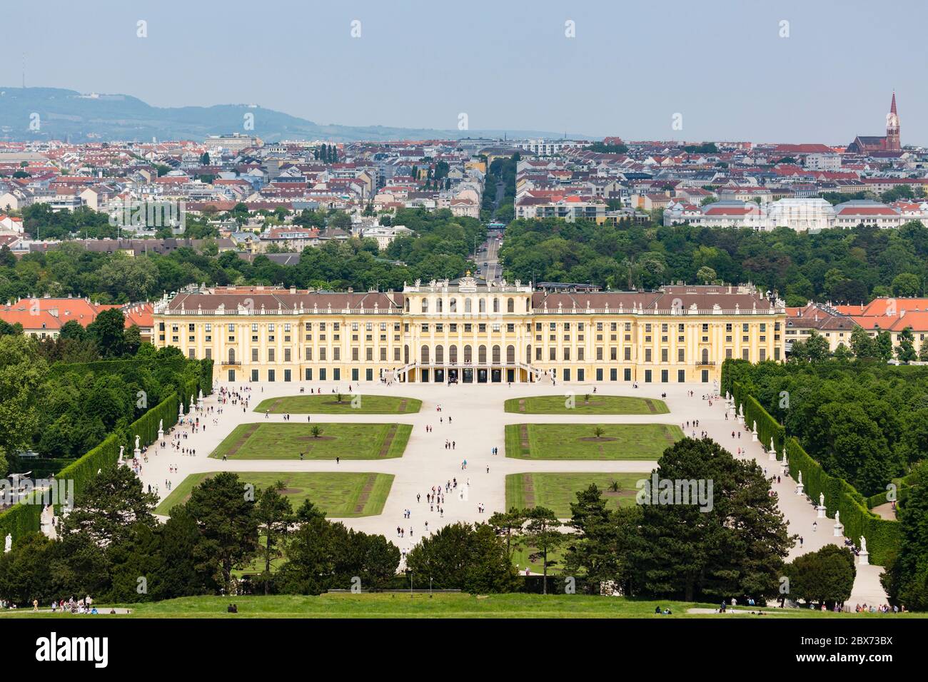 Vista sul parco del Palazzo di Schoenbrunn a Vienna, Austria con i turisti in primo piano. Foto Stock