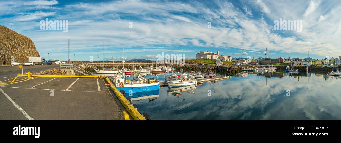 Vista panoramica sul tramonto al centro di Stykisholmur (Stykkish) e al porto con molti ristoranti di pesce, yacht, barche e un traghetto verso la parte occidentale del F. Foto Stock