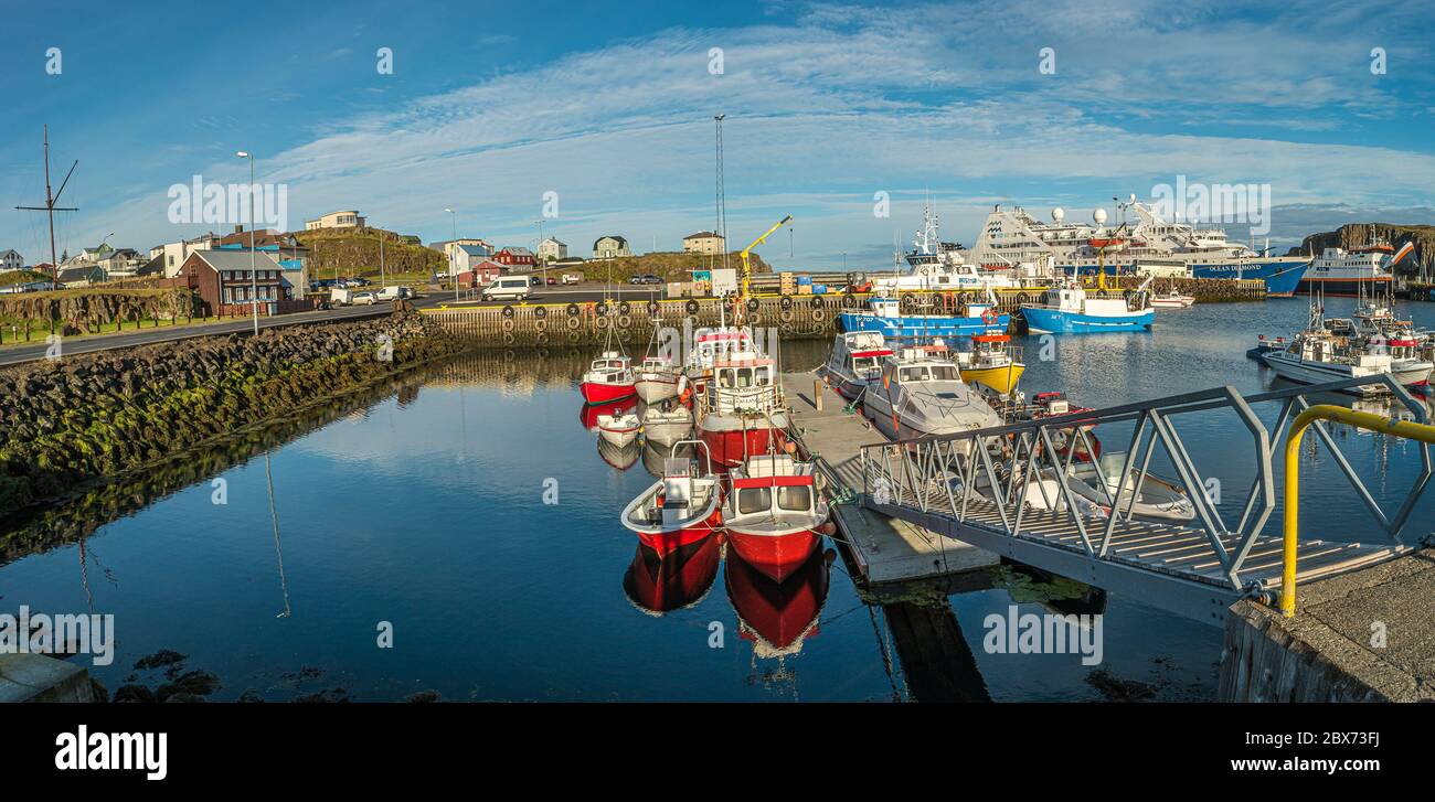 Vista panoramica sul tramonto al centro di Stykisholmur (Stykkish) e al porto con molti ristoranti di pesce, yacht, barche e un traghetto verso la parte occidentale del F. Foto Stock