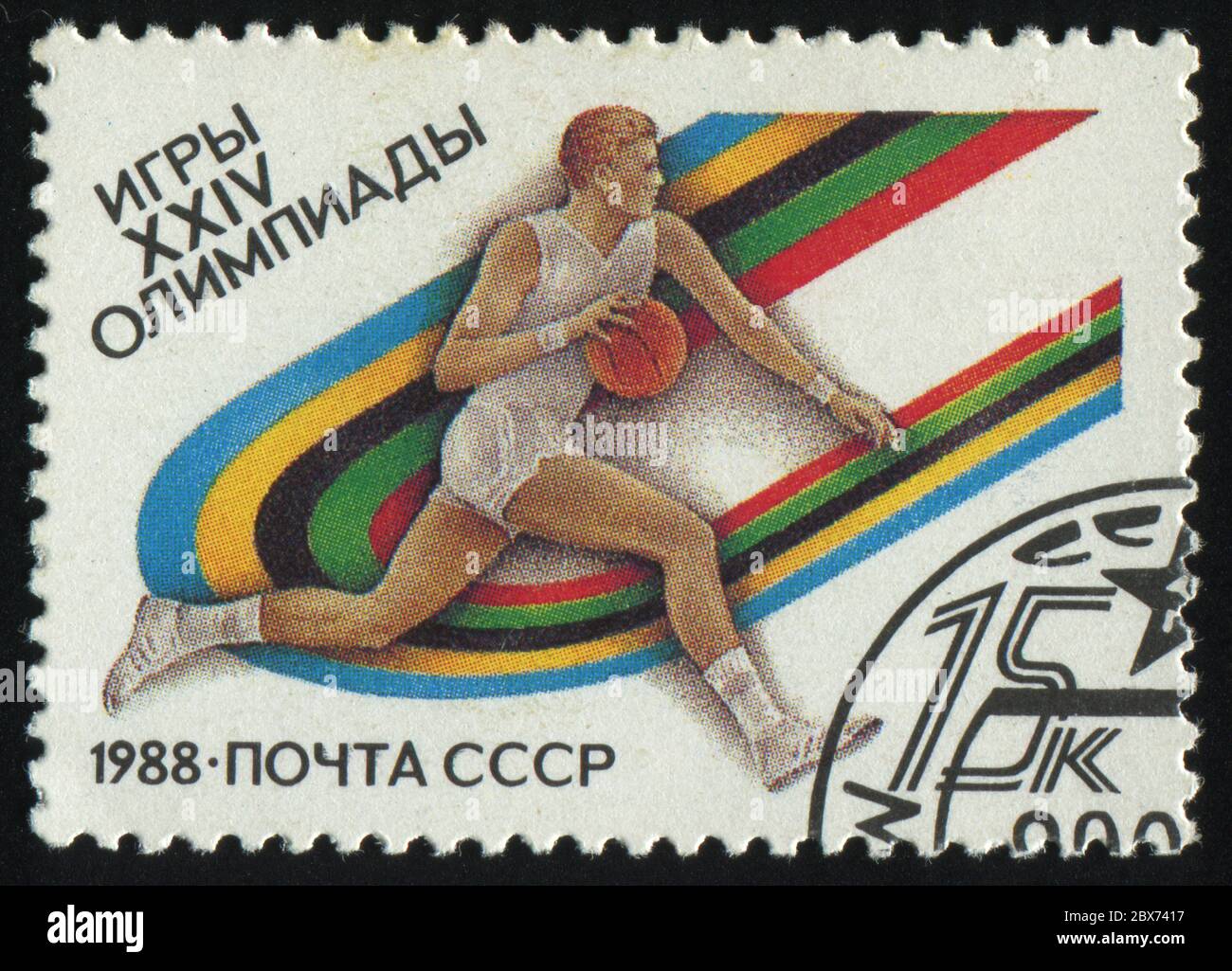 RUSSIA - CIRCA 1988: Francobollo stampato dalla Russia, spettacoli 1988 Olimpiadi estive, Seoul, basket, circa 1988. Foto Stock