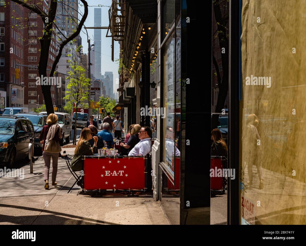 New York City, USA -- 28 Aprile 2017 -- New York che pranzano in un caffè all'aperto sul lato Upper East. Foto Stock