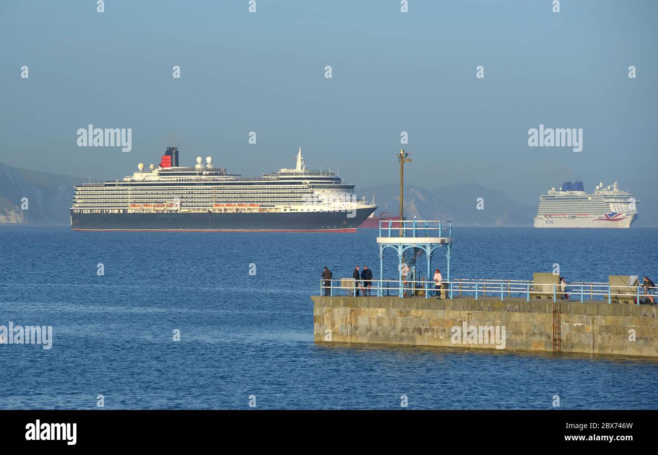 La nave da crociera Empty Cunard MS Queen Victoria e P&o's Brittania ancorarono al molo di Weymouth durante il blocco del coronavirus, Dorset, Regno Unito. Foto Stock