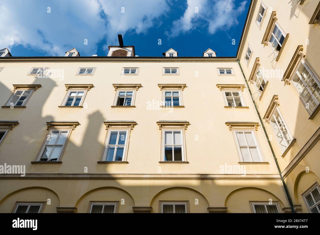 Edifici intorno a uno dei piccoli cortili interni dell'Hofburg a Vienna, Austria con cielo blu. Foto Stock