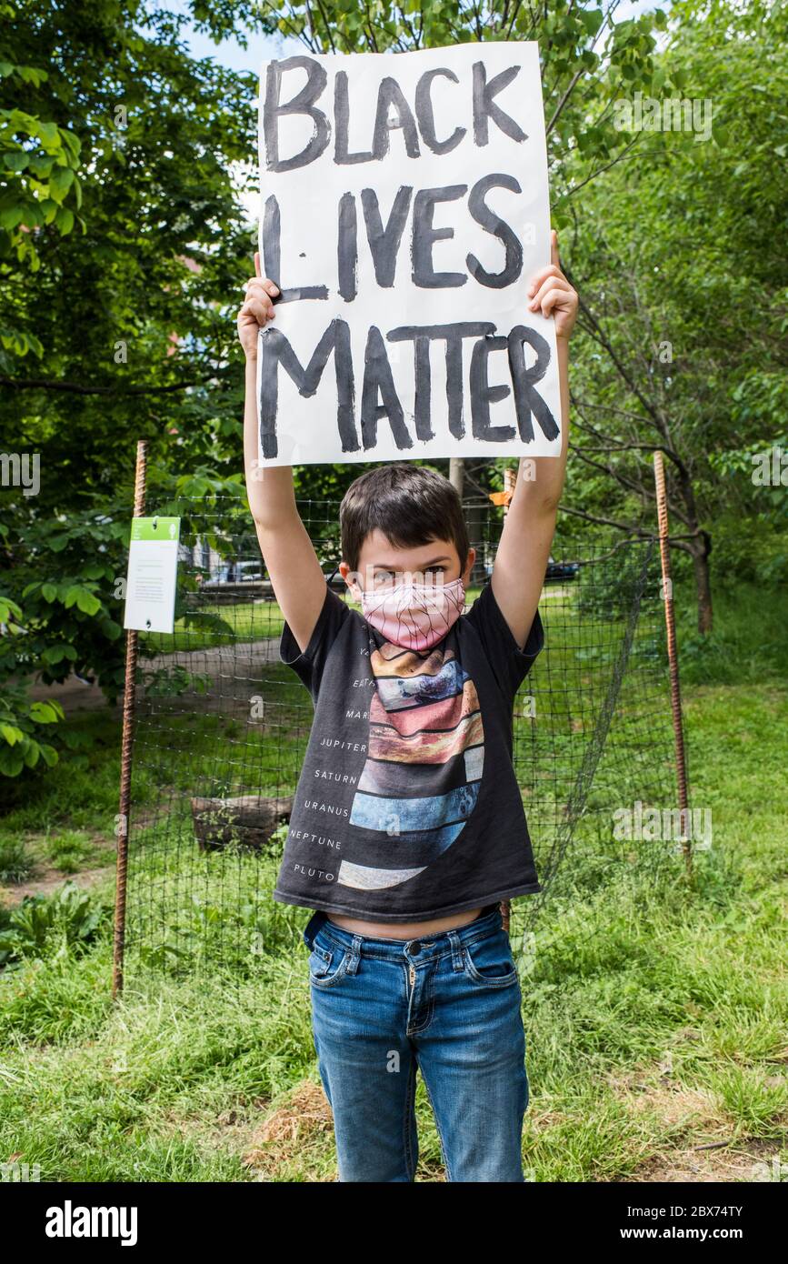 New York City, New York, USA - 31 maggio 2020: Protesta pacifica che chiede giustizia per la morte di George Floyd, attraverso Prospect Park, organizzato dalle famiglie Park Slope, Brooklyn , New York City, USA. Foto Stock