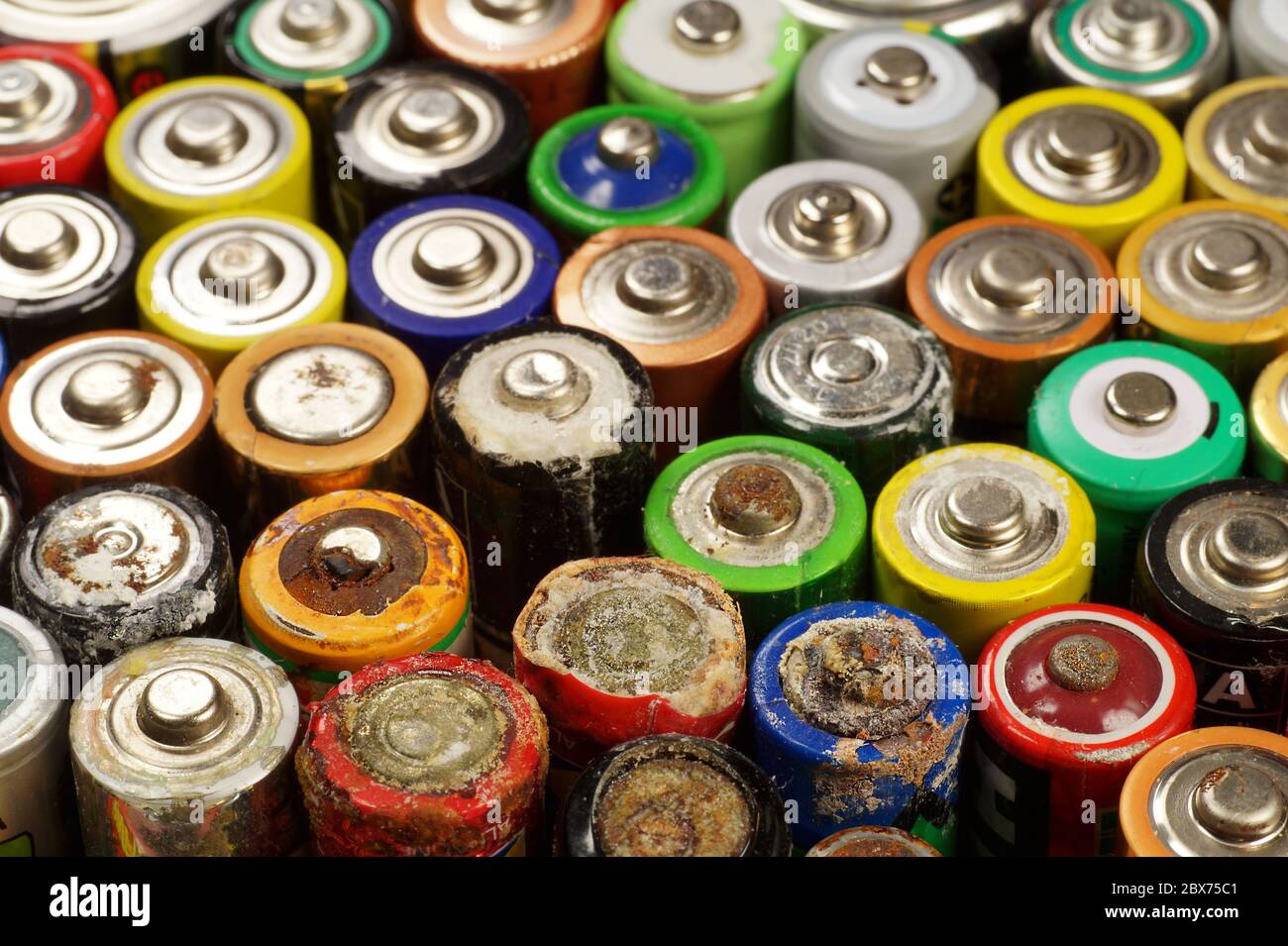 Batterie e accumulatori. La batteria contiene composti naturali nocivi per  l'ambiente: Mercurio, cadmio e piombo, che sono inclusi nel Foto stock -  Alamy