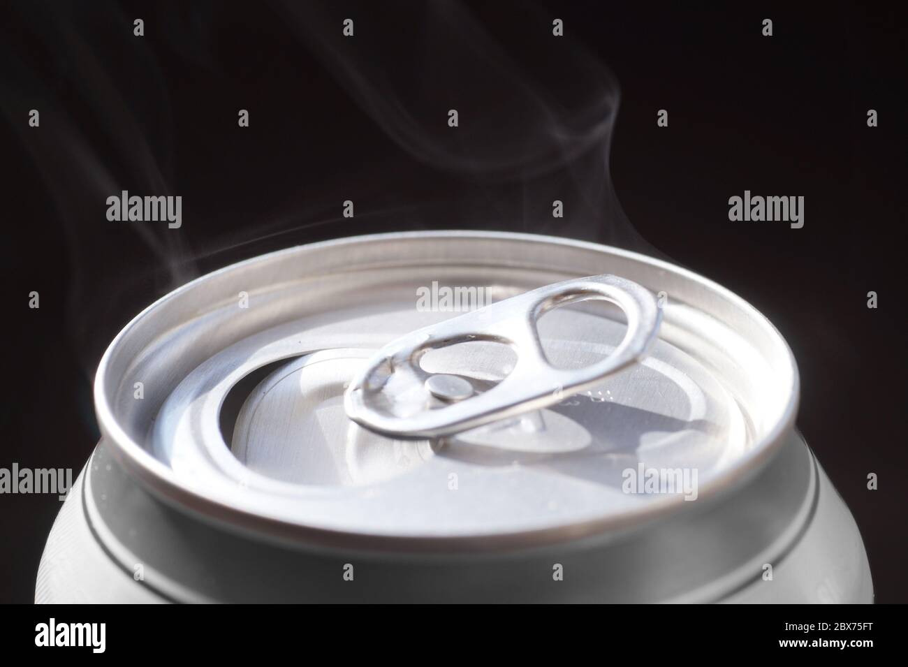 Lattino di alluminio appena aperto per bevande gassate (birre). Primo piano. Foto Stock