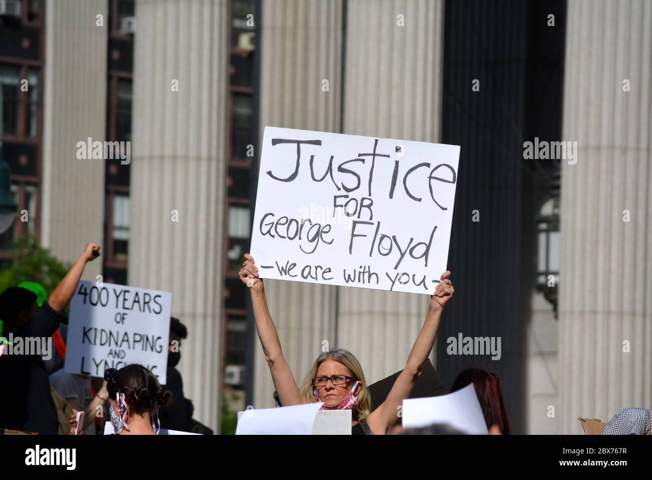 Protesta contro la brutalità della polizia dopo l'uccisione di George Floyd da parte della polizia di Minneapolis a New York. Foto Stock