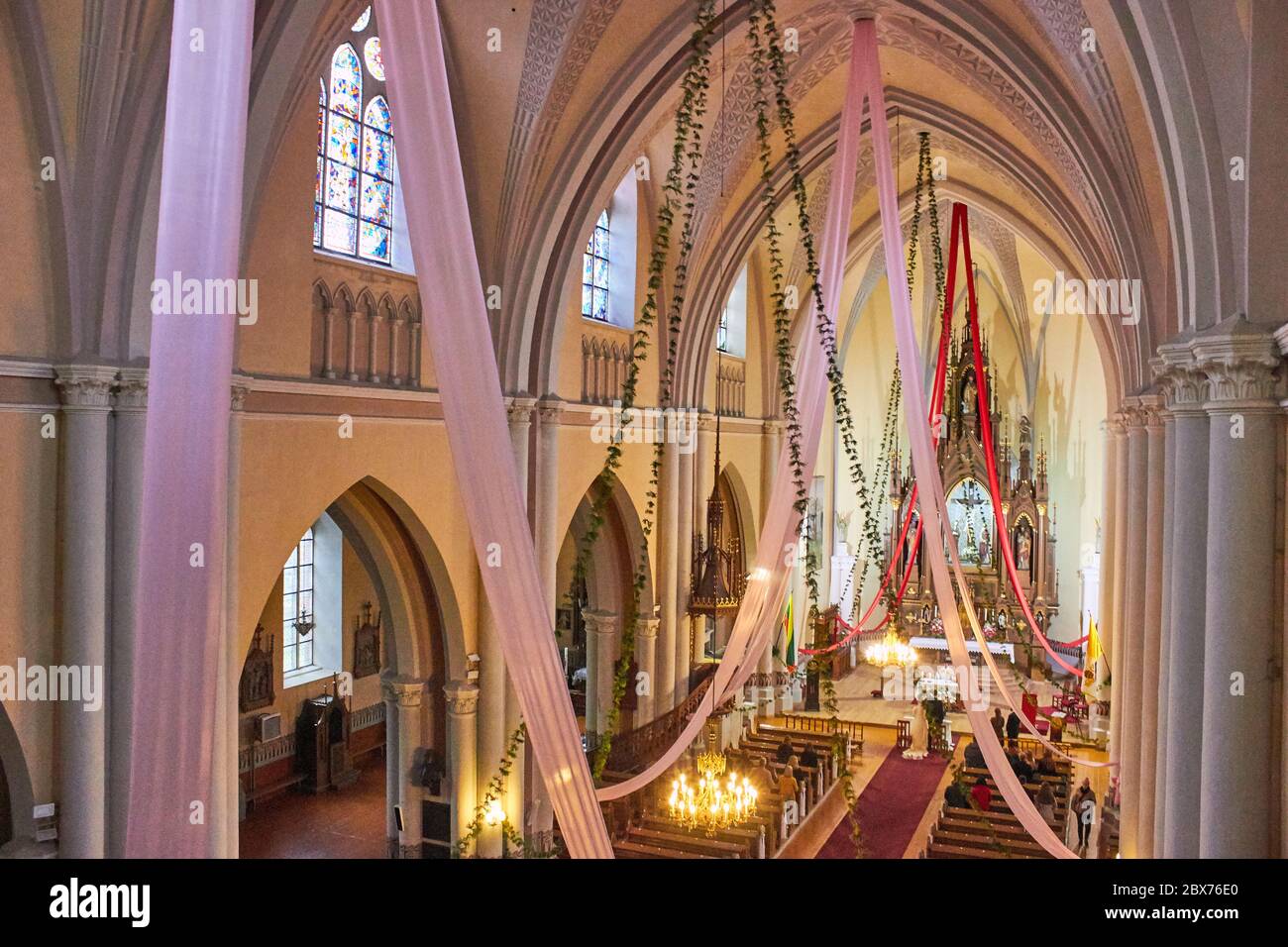 Interno della chiesa decorato con gusto. Foto Stock