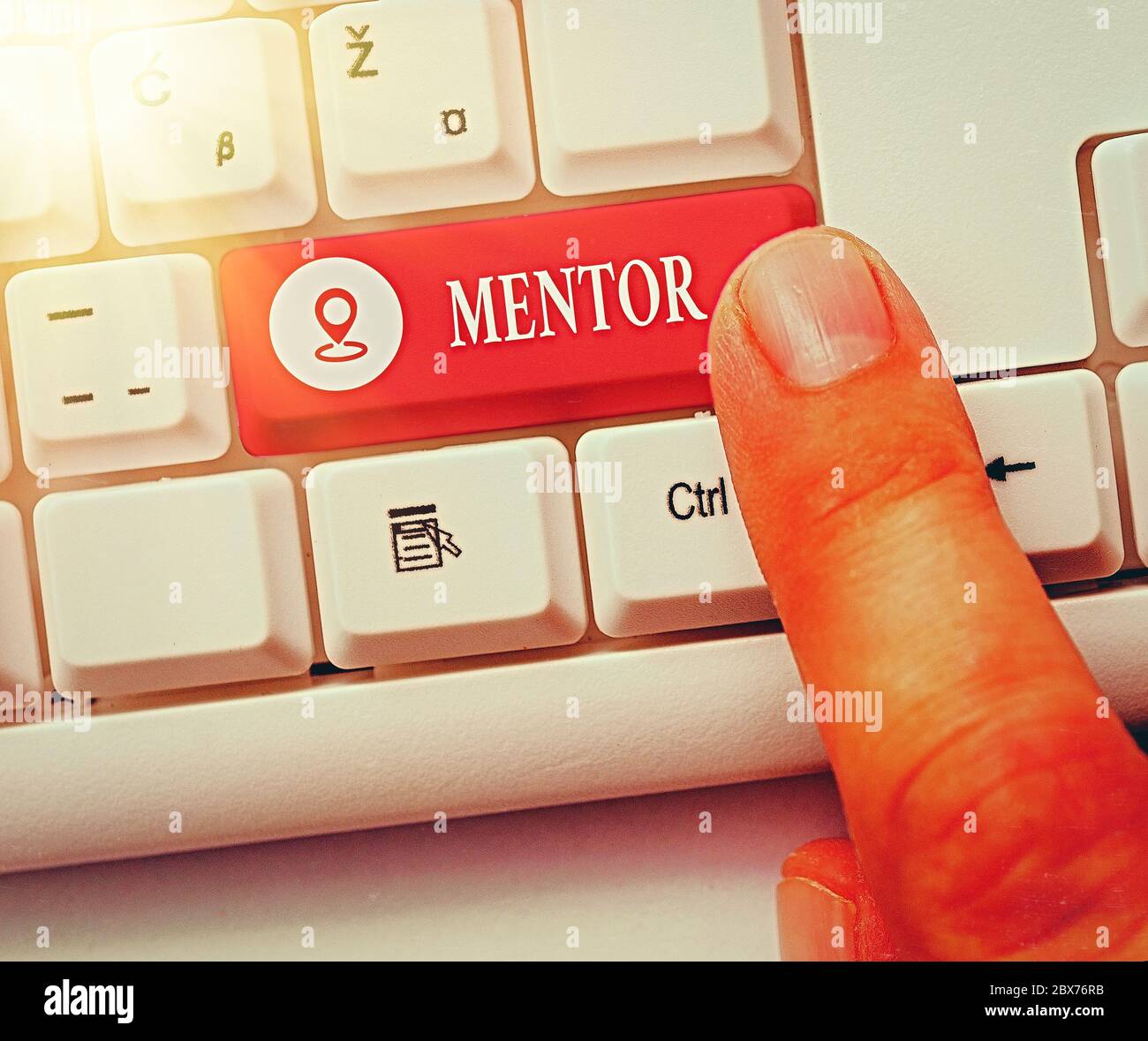 Nota di scrittura che mostra la guida. Concetto di business per un individuo che si allena e guida qualcuno che ha il potenziale Foto Stock