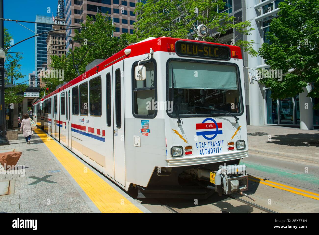 LINEA UTA Light Rail Siemens SD-160 Blue Line presso la stazione Gallivan Plaza nel centro di Salt Lake City, Utah, USA. Foto Stock