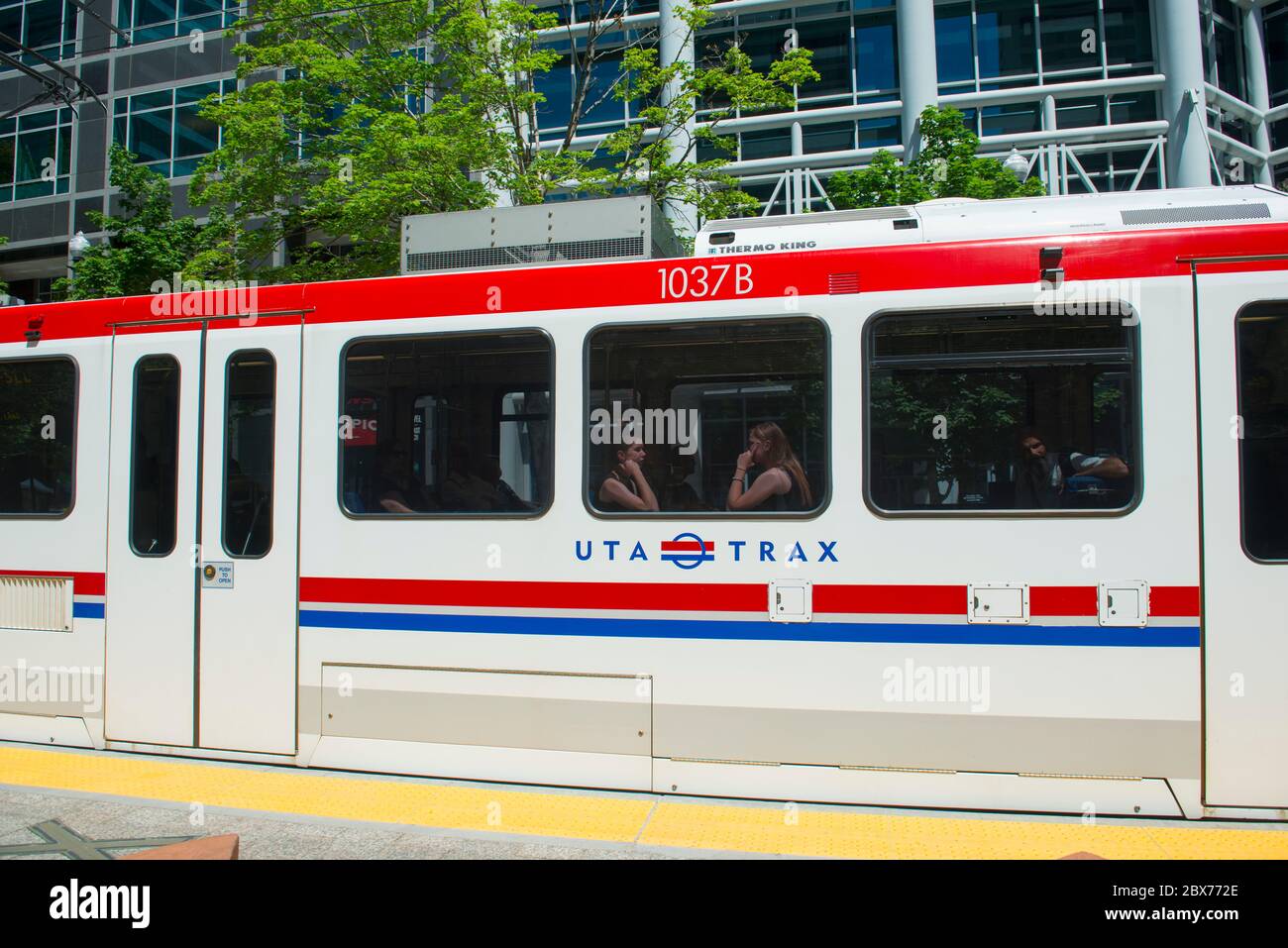 LINEA UTA Light Rail Siemens SD-160 Blue Line presso la stazione Gallivan Plaza nel centro di Salt Lake City, Utah, USA. Foto Stock