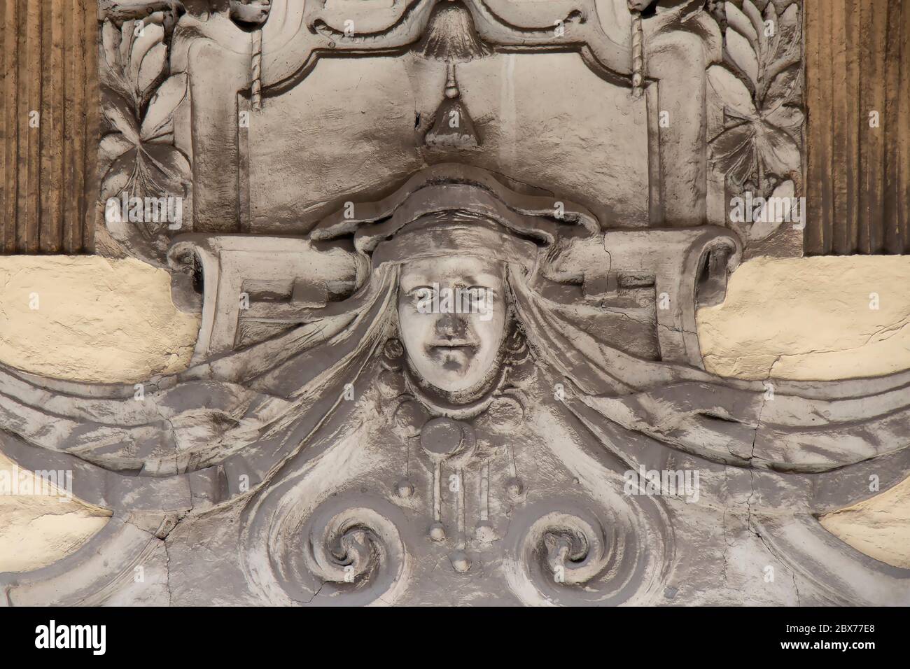 Un ornamento architettonico, ritratto donna sulla facciata dell'edificio, secessione serba Foto Stock