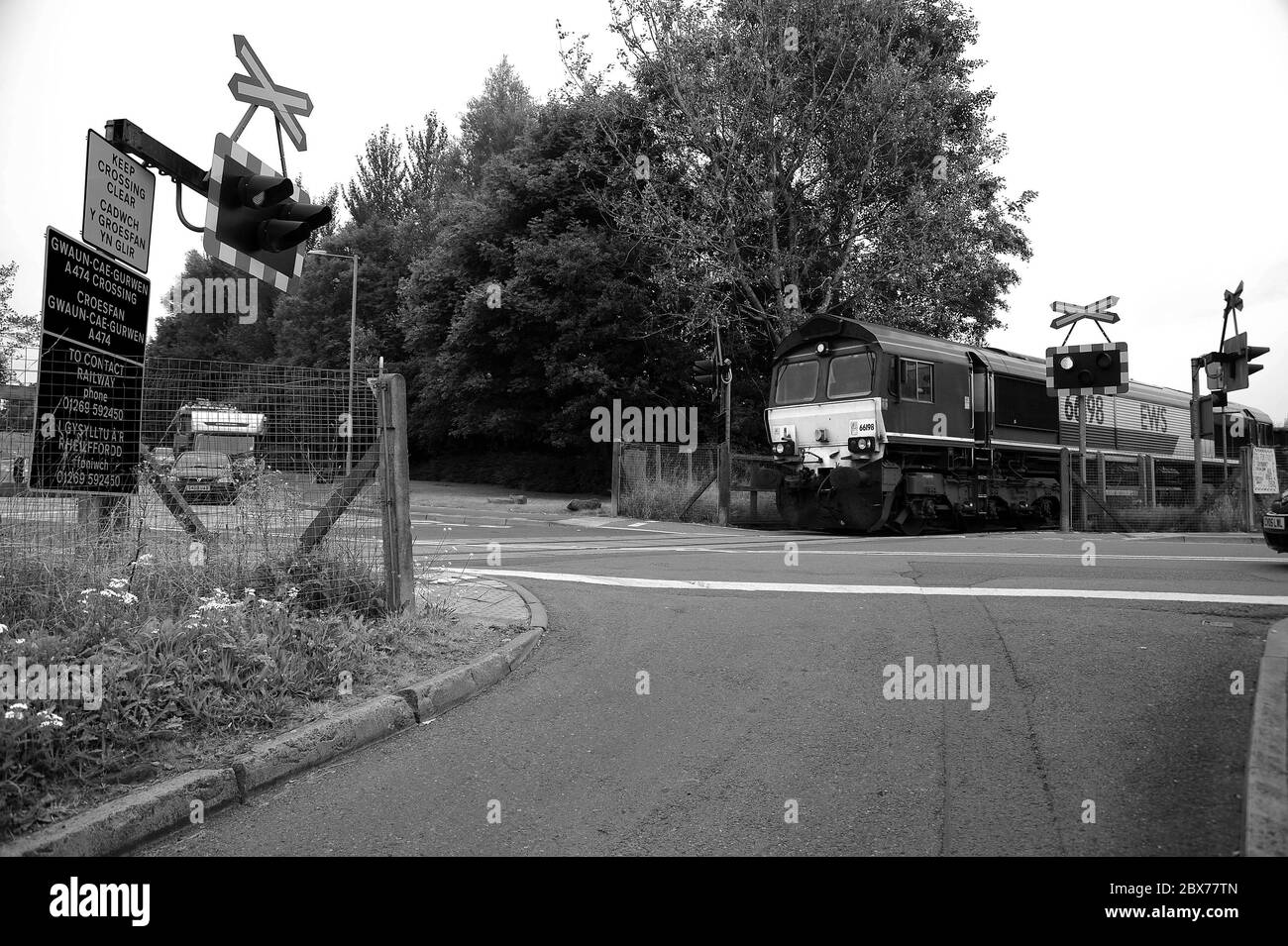 66198 attraversando Graig Road a Gwaun-CAE-Gurwen con un treno per la laveria di Onllwyn. Foto Stock