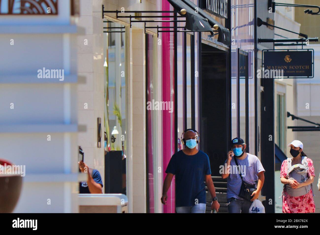 San Diego, CA 5-25-2020 alla riapertura del Fashion Valley Mall, gli acquirenti che indossano maschere navigando nei pochi negozi aperti durante la riapertura su Mem Foto Stock