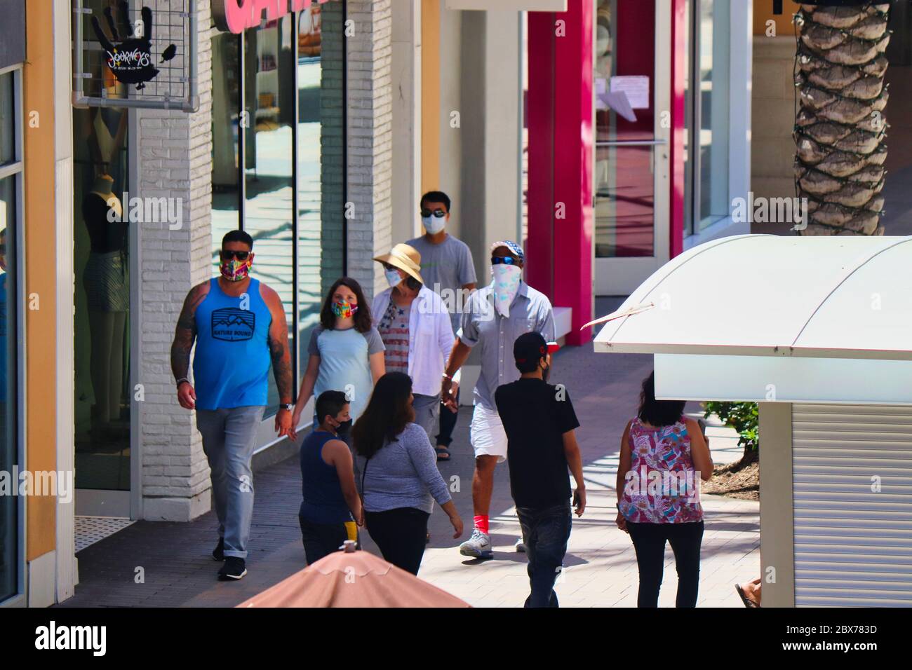San Diego, CA 5-25-2020 alla riapertura del Fashion Valley Mall, gli acquirenti che indossano maschere navigando nei pochi negozi aperti durante la riapertura su Mem Foto Stock
