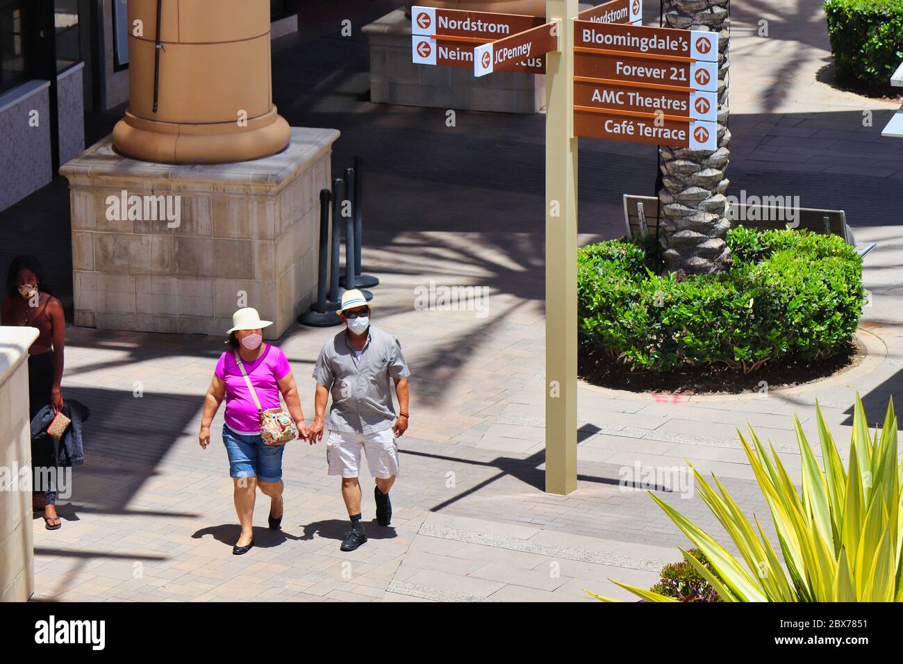 San Diego, CA 5-25-2020 alla riapertura del Fashion Valley Mall, gli acquirenti che indossano maschere navigando nei pochi negozi aperti durante la riapertura su Mem Foto Stock