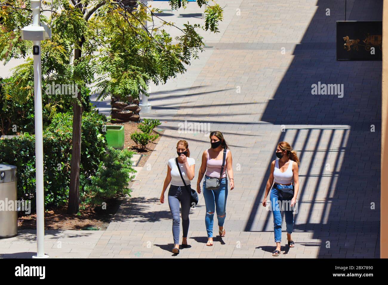 San Diego, CA 5-25-2020, riapertura del Fashion Valley Mall, una donna che indossa maschere navigando nei negozi durante la riapertura Foto Stock