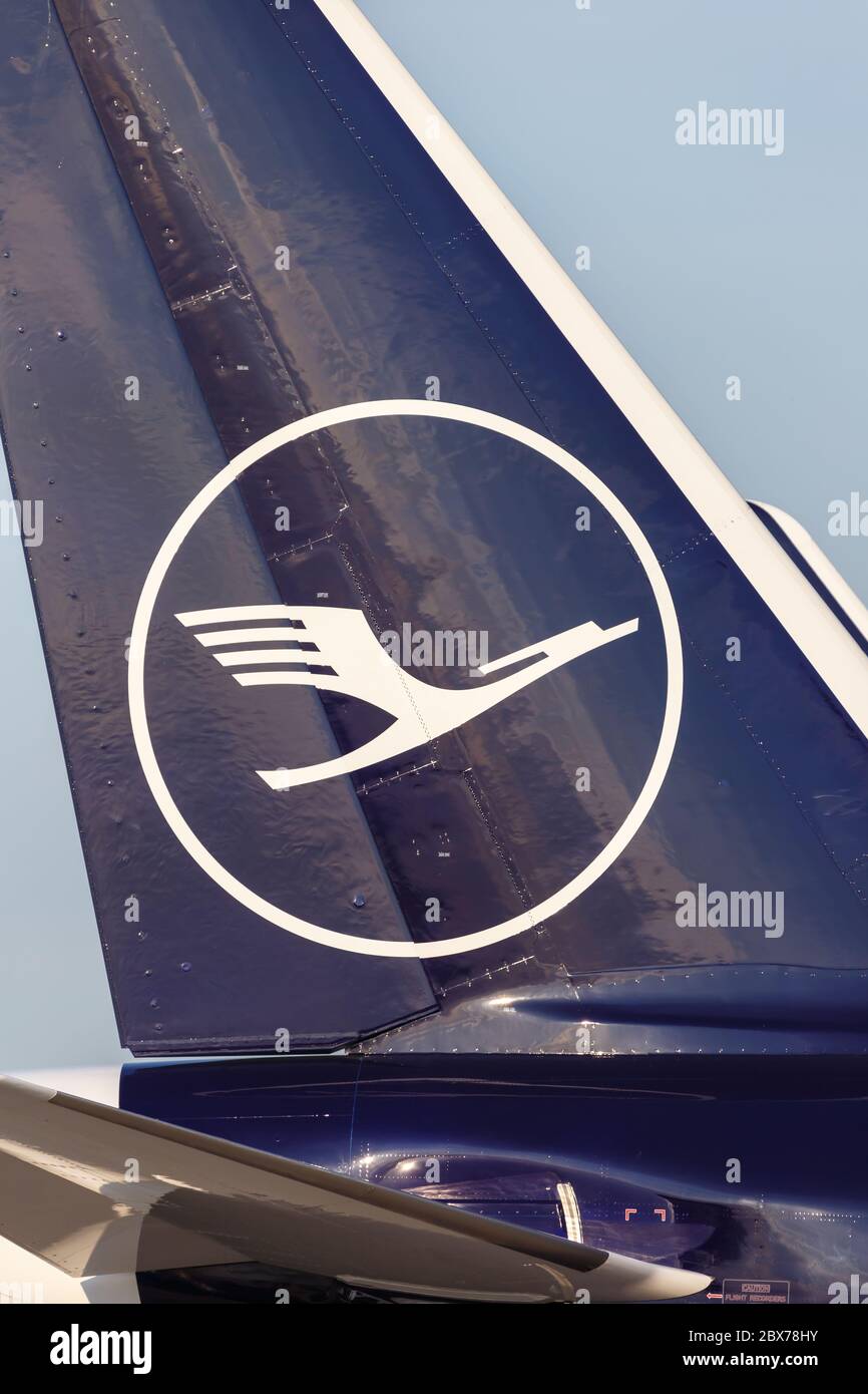 Francoforte, Germania - 27 maggio 2020: Lufthansa Airbus gru Logo coda di volo all'aeroporto di Francoforte (fra) in Germania. Foto Stock